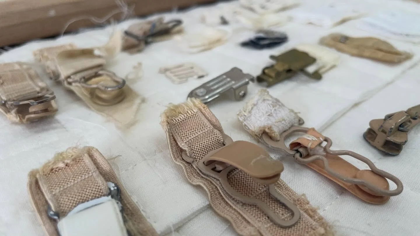 Viviendo con objetos

A veces me llegan tesoros. Desde ni&ntilde;a he visto muchos as&iacute;: restos de cintas en atadillos, unos acericos con m&aacute;s o menos agujas o bonis, los tres dedales que aprietan y el que sienta como un guante, los boton