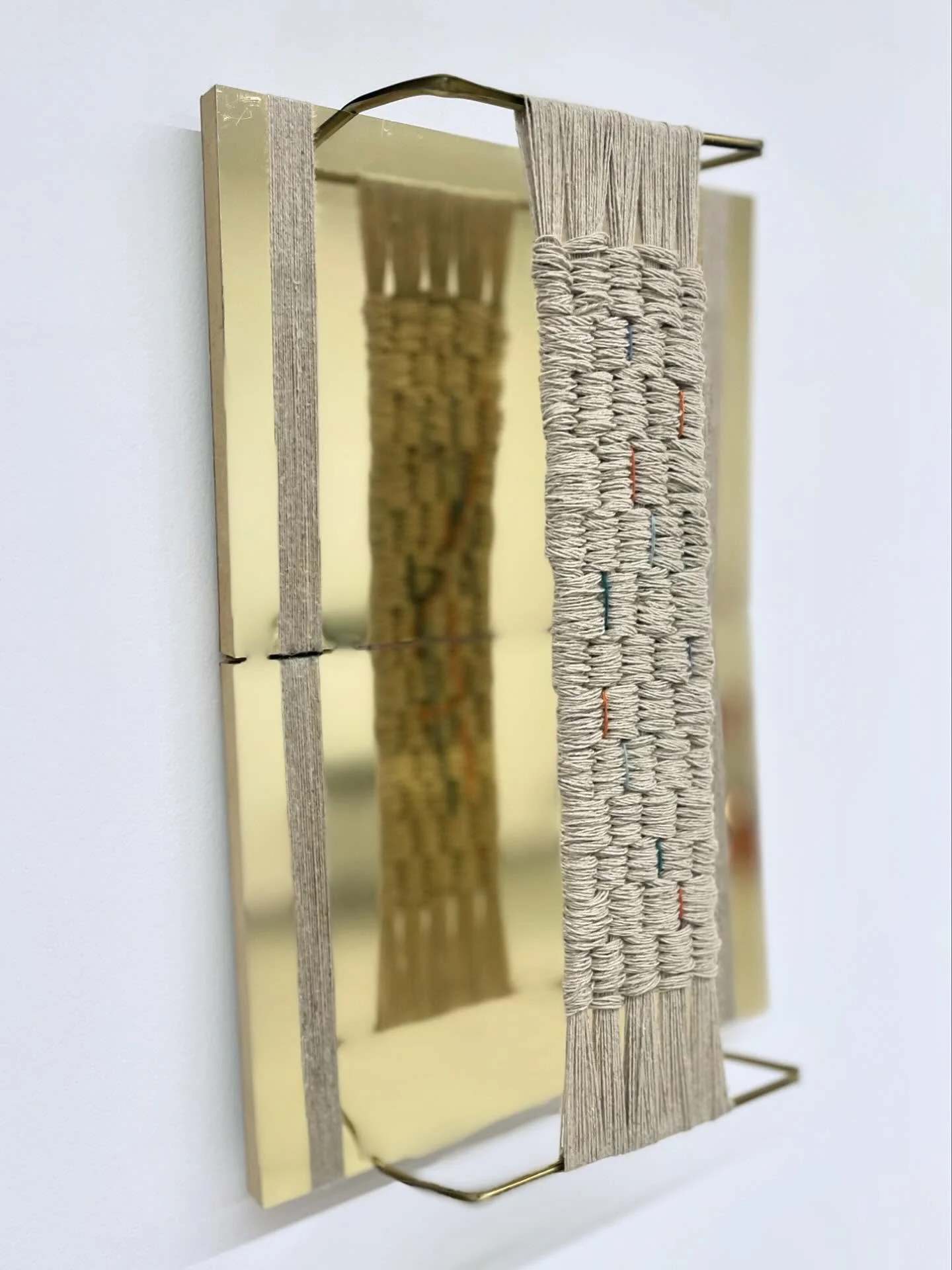 Serie: Reversos de lo tangible

Estas piezas son peque&ntilde;as arquitecturas de la mirada, territorios m&iacute;nimos donde se desvela lo que normalmente permanece oculto. Inspiradas en las ense&ntilde;anzas de Anni Albers y su comprensi&oacute;n d