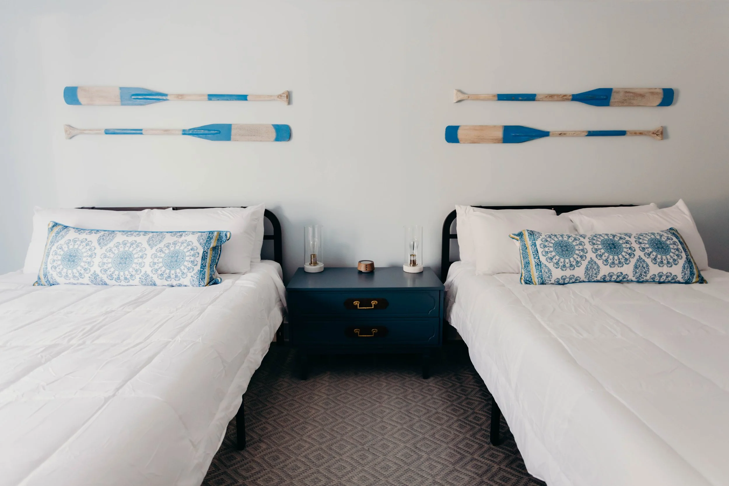 modern-accent-wall-boutique-bedroom-lakeside-inn.jpg.jpg