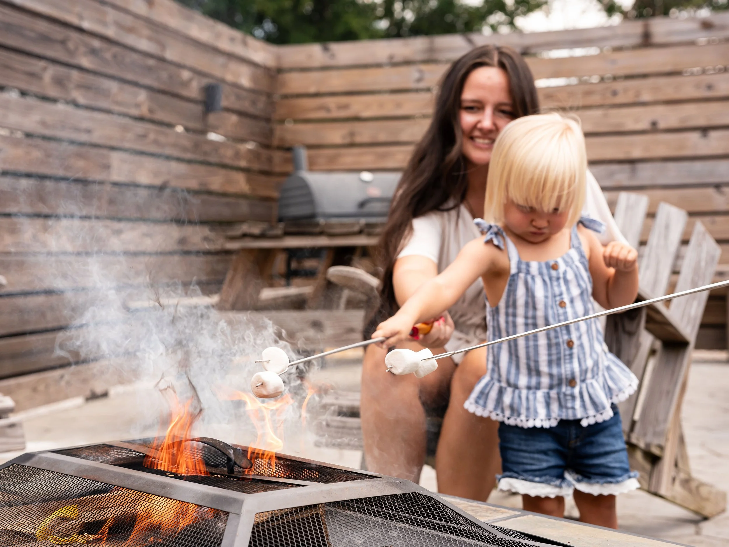 lakeside-inn-outdoor-fire-pit-family-smores.jpg.jpg