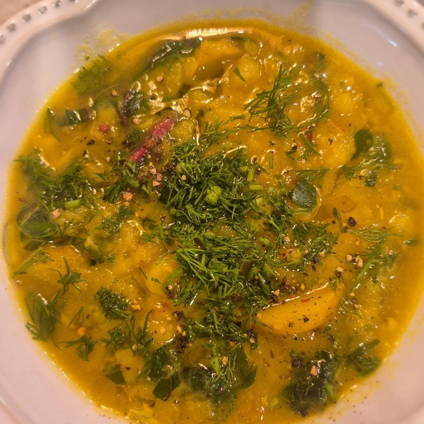 It's finally SOUP WEATHER!  Much better than sweater weather, IMO😉 To celebrate, I made a lighter, healthier version of potato leek soup that was so good (it's vegan by accident😂). Want to try it?  Saut&eacute; a couple of chopped leeks in 4 T oliv