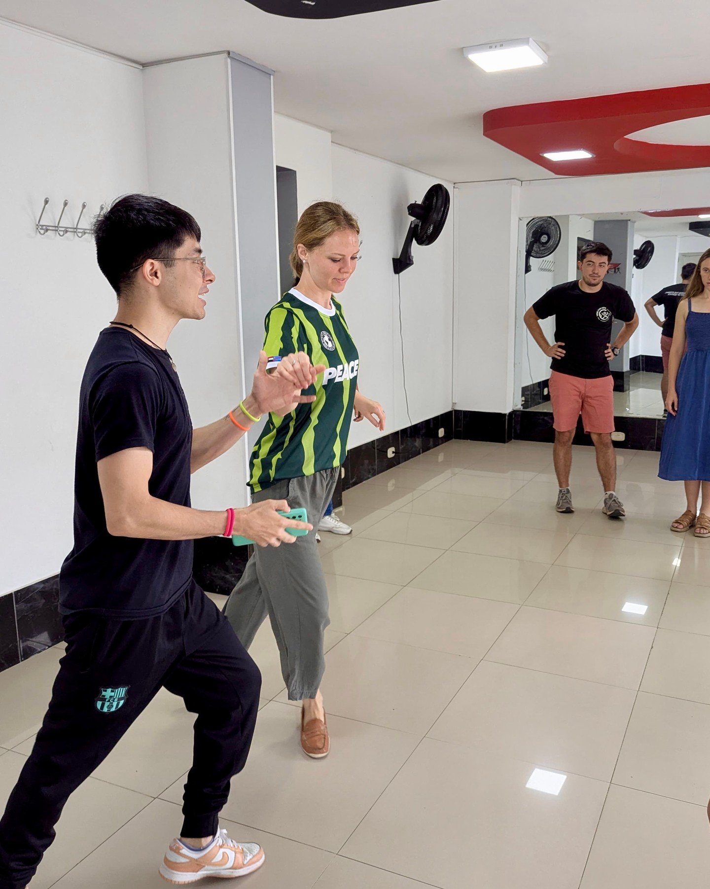 Colombia Day 8: On the final day of the trip, the group kicked things off with a lively dance class, learning popular Latin dances like salsa and bachata! ππ»πΊπ»
They then explored Plaza Bolívar and stopped by a local souvenir shop to pick