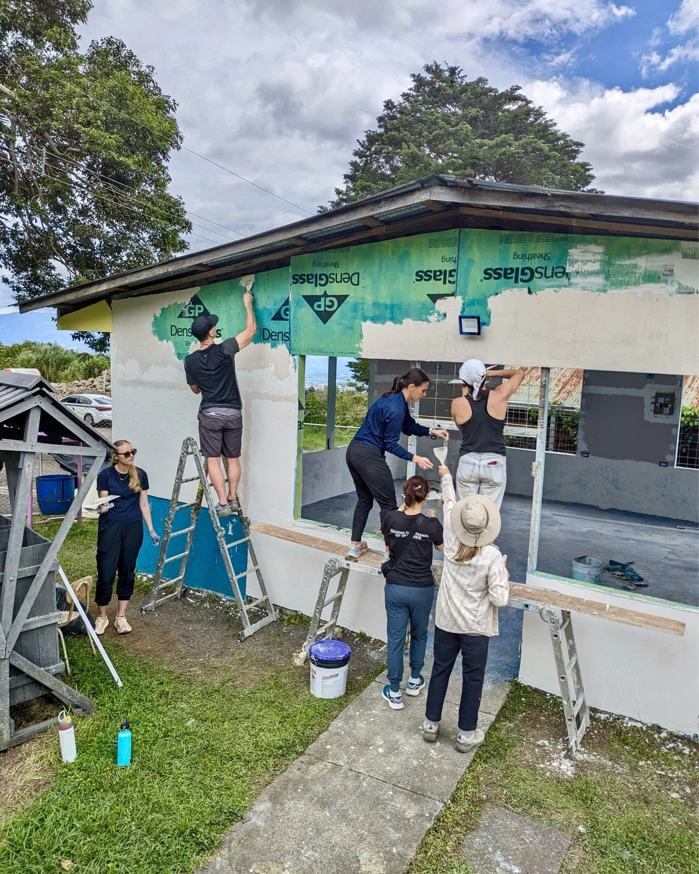 Costa Rica Day 5: The team has been encouraged as they’ve seen the fruit of their labor and made significant progress on the service project! π¨π
They’ve also felt blessed and inspired by the women’s time with the house moms, duri