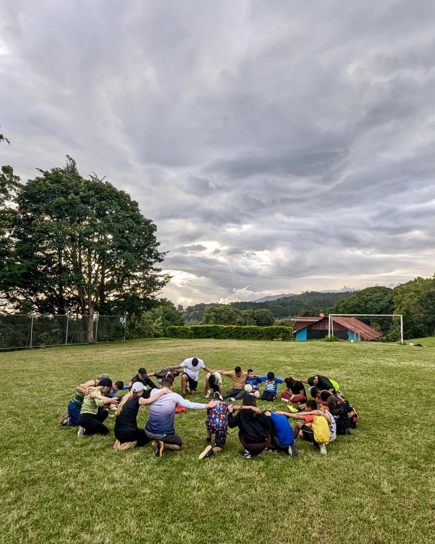 Costa Rica Day 6: The team is starting to feel sad as the trip nears its end! π¨π·
The morning began with a beautiful worship session, prayer, and devotional led by the on-site pastor. π
Afterward, they focused on making as much progress as possib