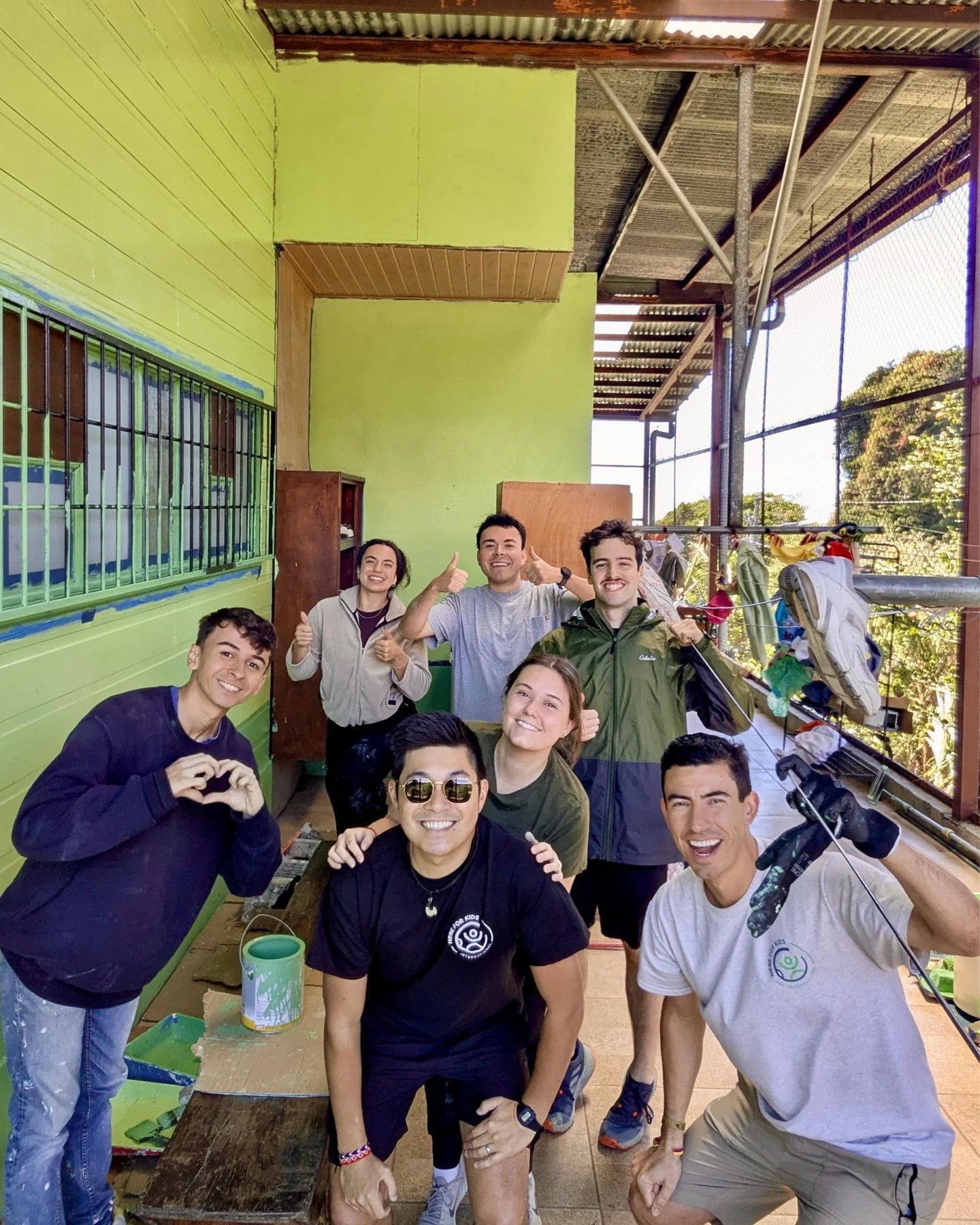 Costa Rica Day 4: The team continued one of our projects for the week, which is repainting one of the houses. During our lunch break, we got to play a volleyball game together! 🎨🏐

Once the kids finished school, some of the team members joined in o