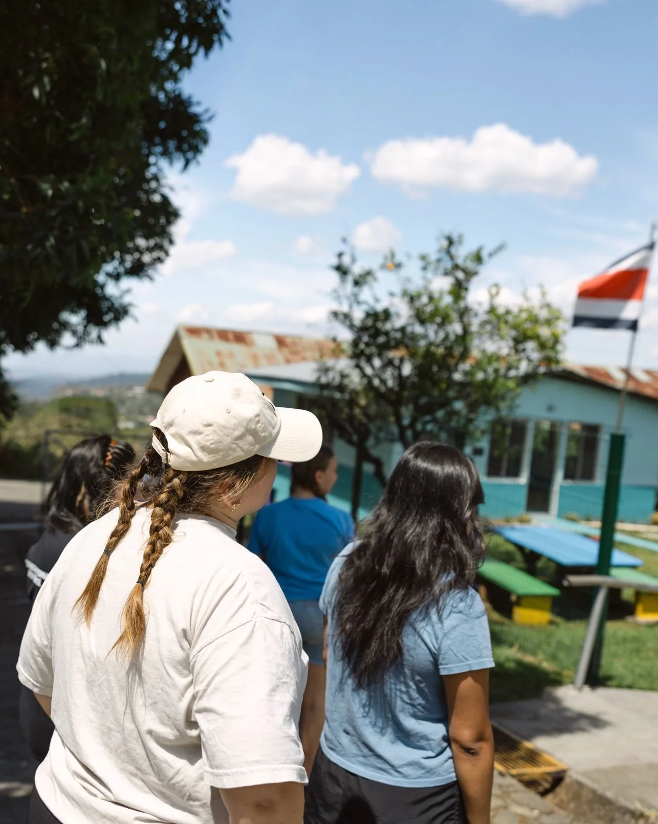 Costa Rica Day 3: We started the day with breakfast at home and a devotional as a team. Then we headed out for a Bible home tour led by our global ambassador, Daisy. Afterward, we had a quick coffee break with agua de cas and watermelon. ☕️💙

Then w