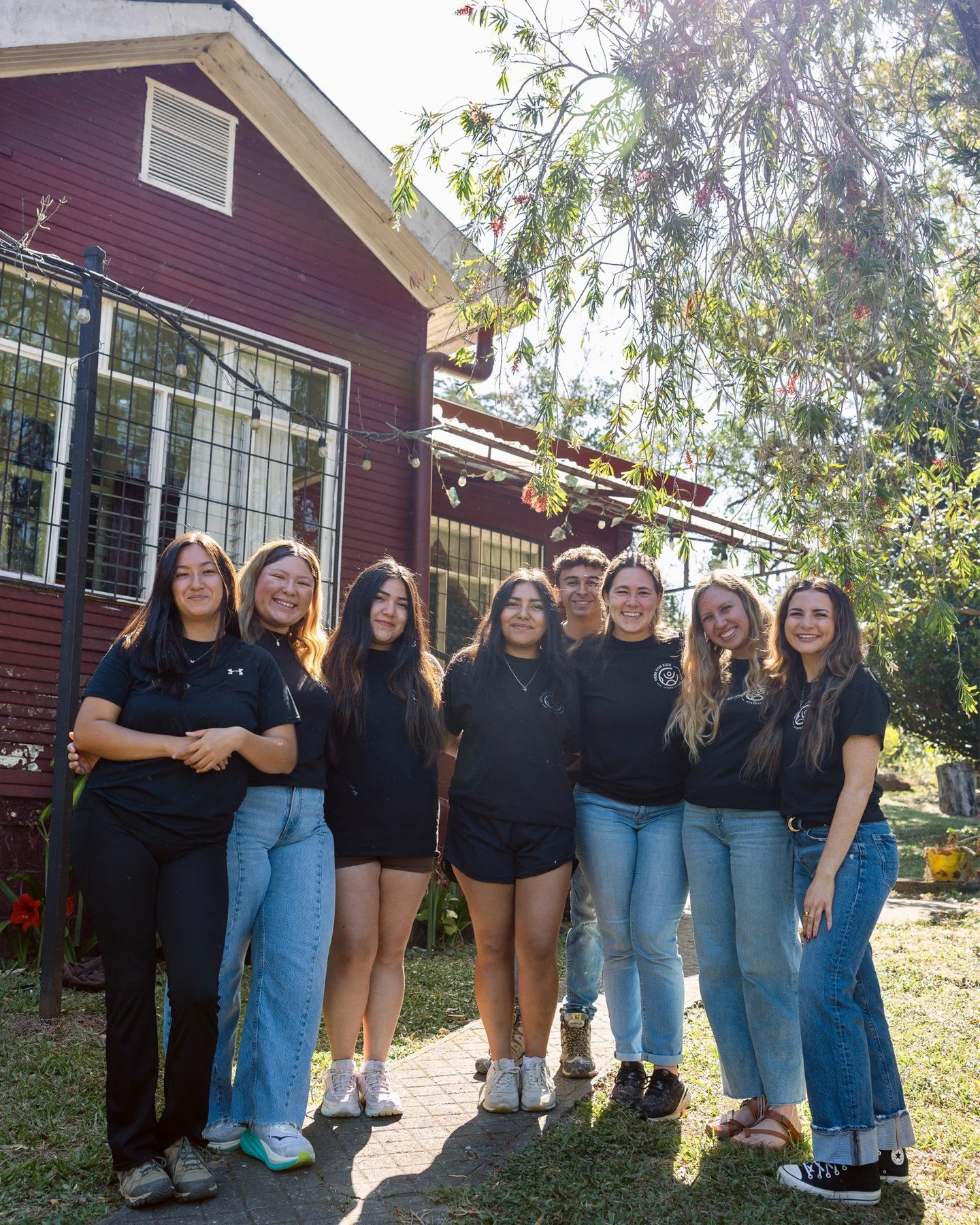 Costa Rica Day 4: We started off the day with breakfast and a devo at the team house! Then we headed down to continue our service project; painting the school, with a pit stop to see the vacas! 🎨🐄

We took a coffee break and our wonderful host gave