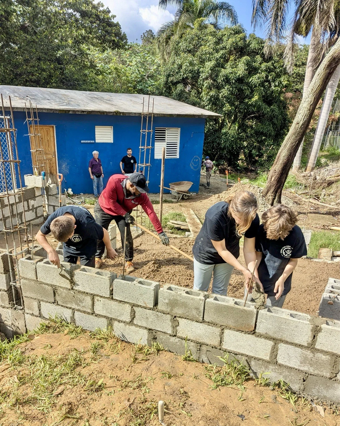 Jarabacoa Day 3: We went back to the school and caught the flag salute with the kids singing their national anthem. 🇩🇴

We met our goal of finishing two bunk beds and will be delivering one to a family from the school in great need! 💙

Introducing