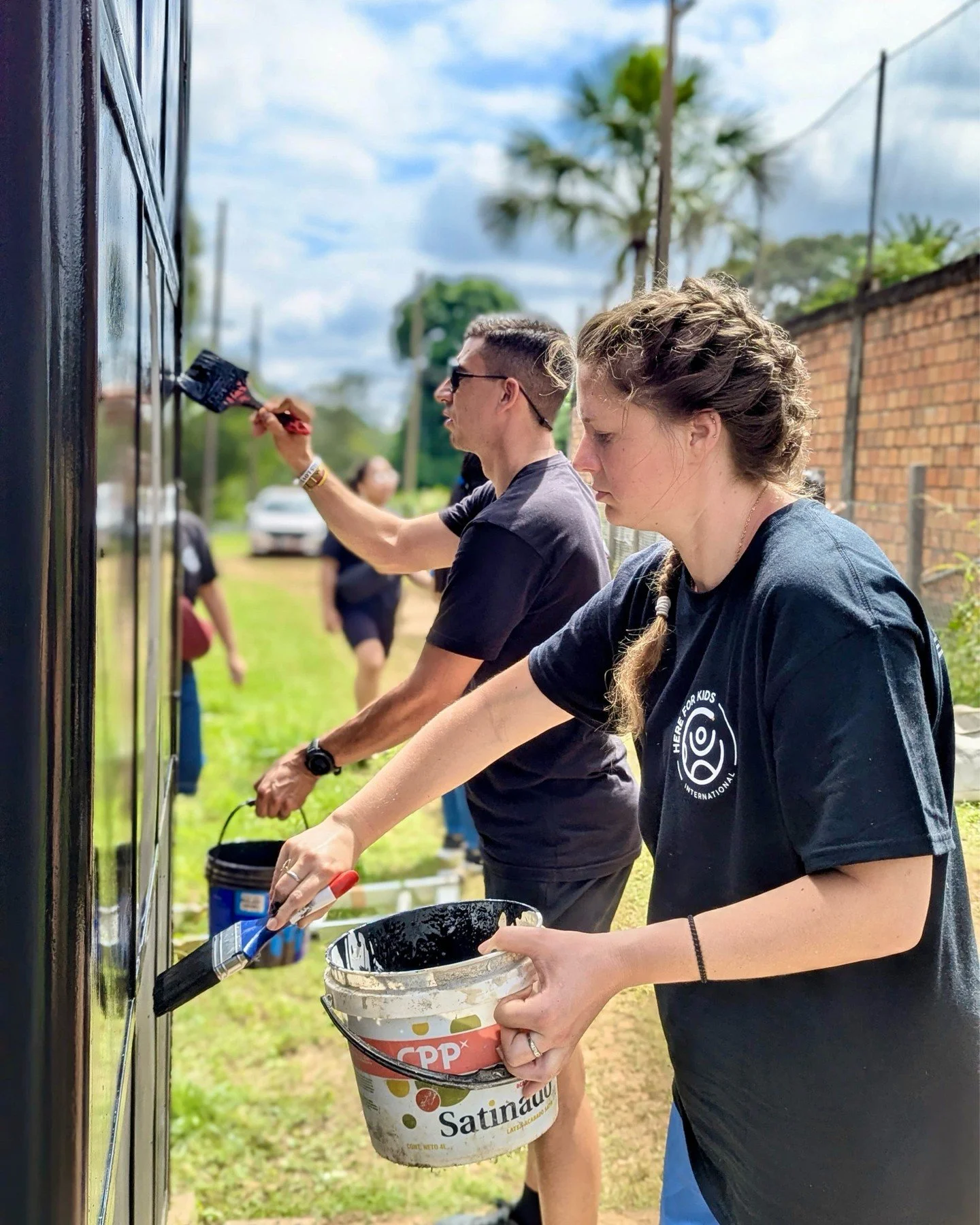 Pucallpa Day 5: We spent the entire day at the community center, our last full day on this site. We worked hard to complete the maintenance projects we started on Monday, and we were successful! The community now has a beautiful gate for all to see a