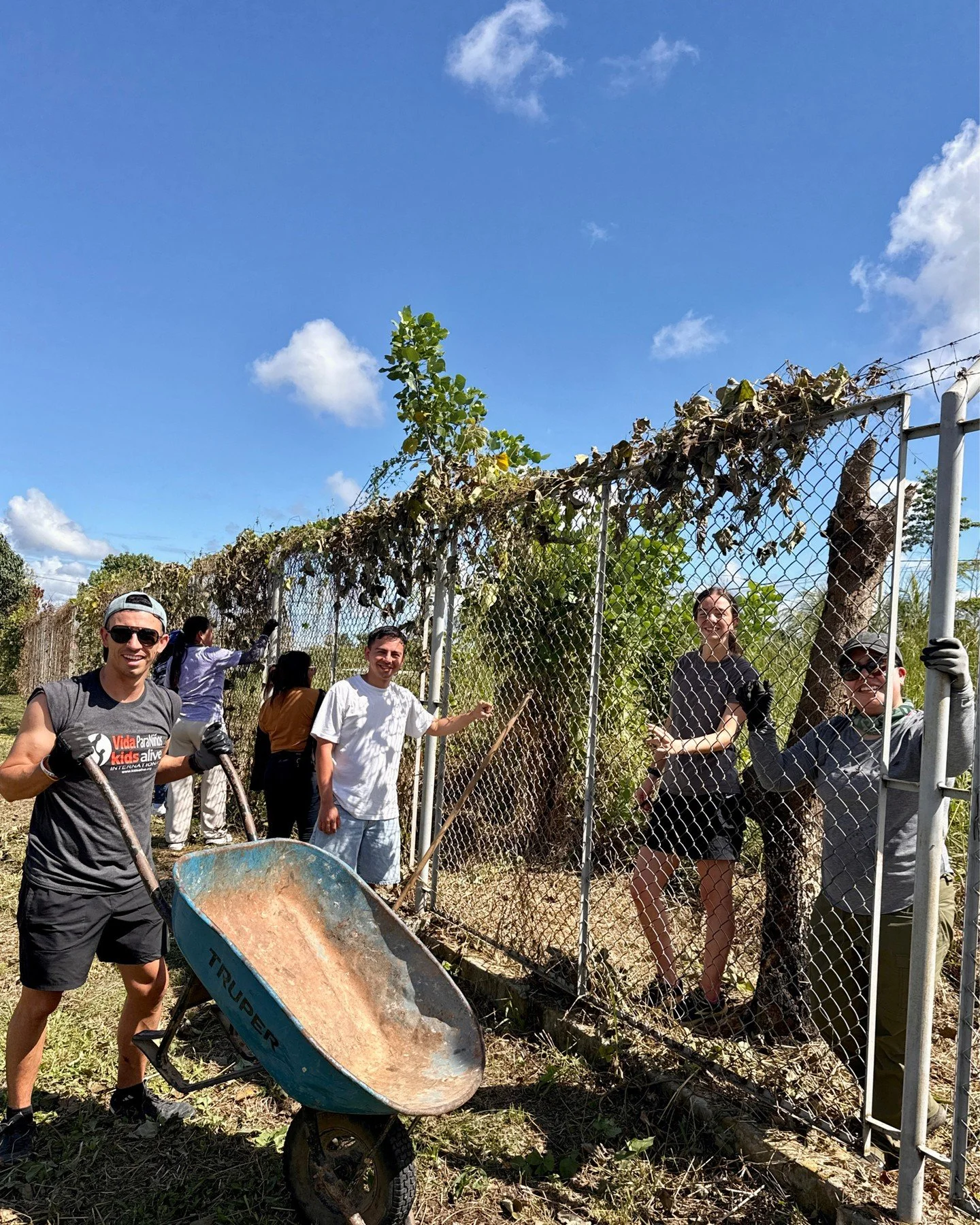 Pucallpa Day 6: This was such a rewarding day! We started the morning by heading over to our partner site to begin our project for the day: cleaning the property and adding privacy shielding to the fences surrounding the area. 🛠️🌿 

It was incredib