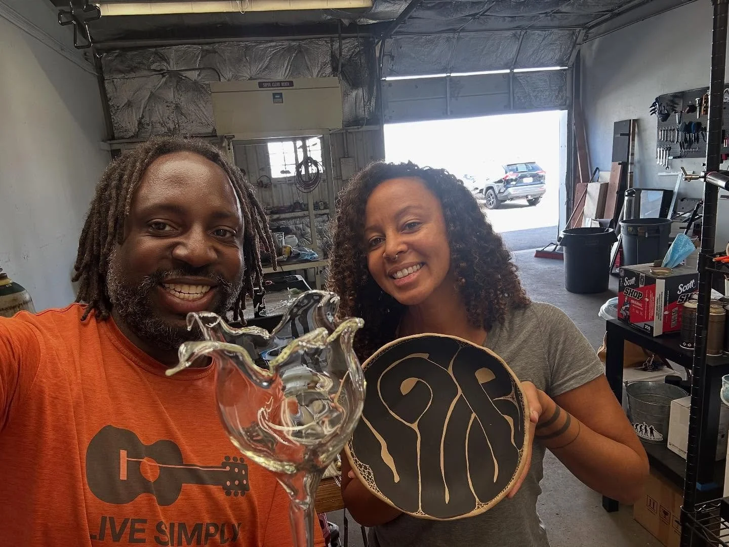 ART FRIENDS FRIDAY: Is a day to celebrate the magic of creating alongside friends and community. For the very first pilot run, I invited a friend @abimustapha to the studio to hang out and work on whatever she felt inspired to make. She brought a bea