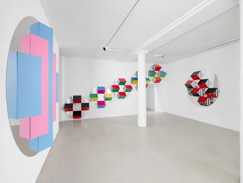 DANIEL BUREN: DU CERCLE AUX CARRÉS, HAUTS-RELIEFS SITUÉS ET IN SITU