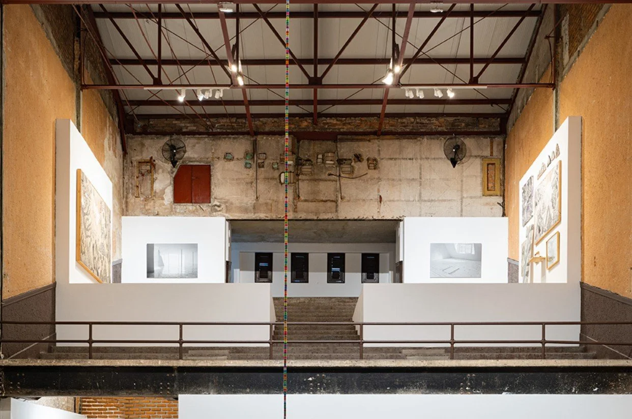 GROUP EXHIBITION: MIENTRAS EL DÍA NO CIERRE