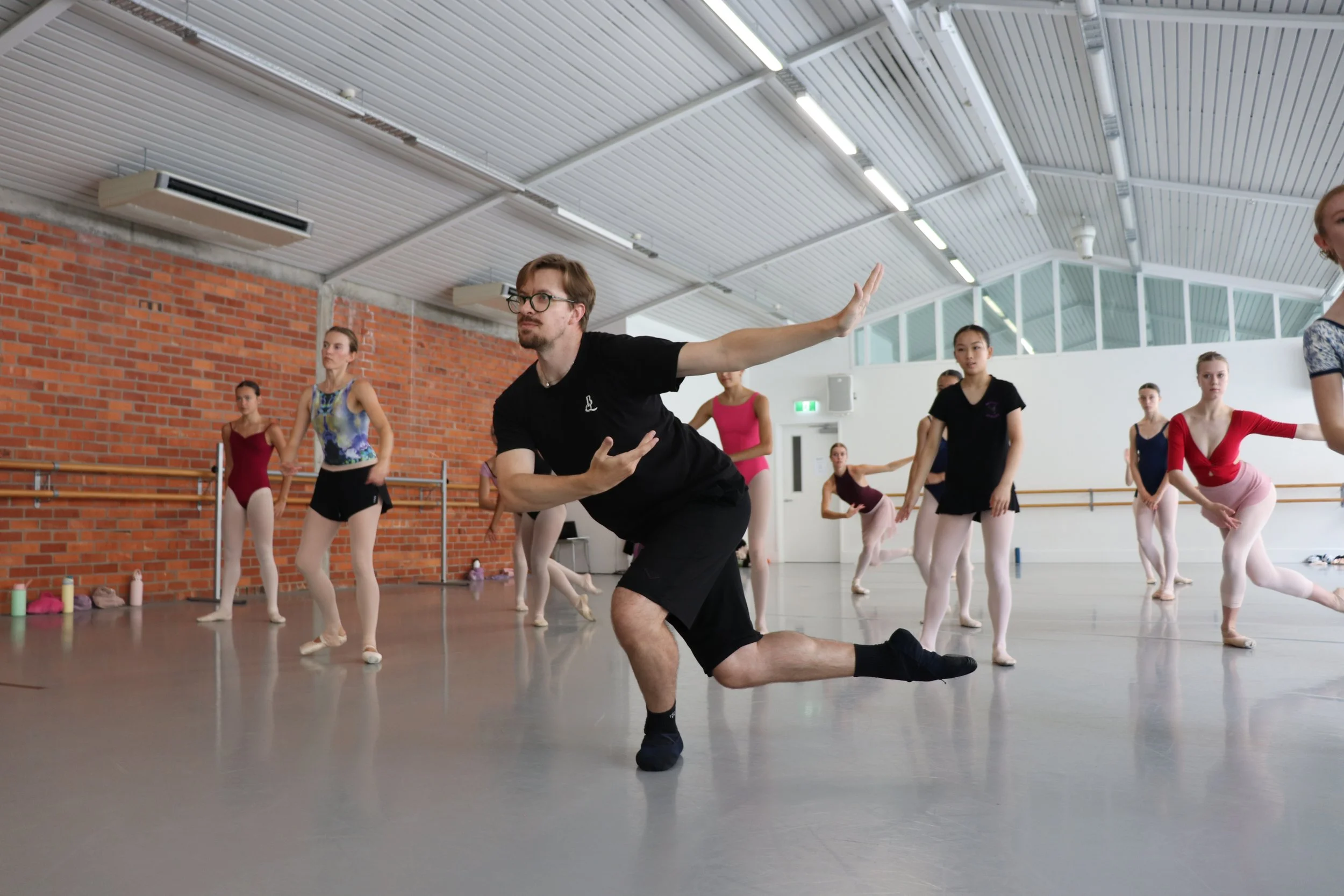 Loughlan Prior performing and describing the style of movement in rrepertoire workshop with The Classical Collab