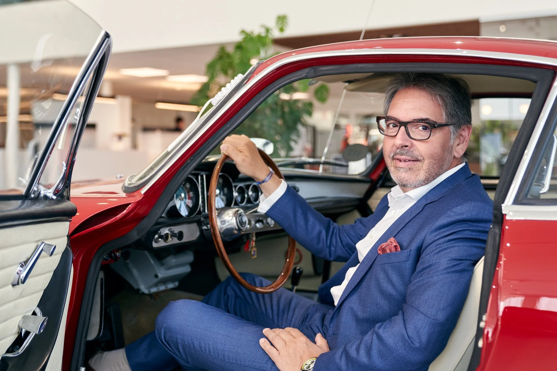Guy Vermant in een rode Volvo P1800