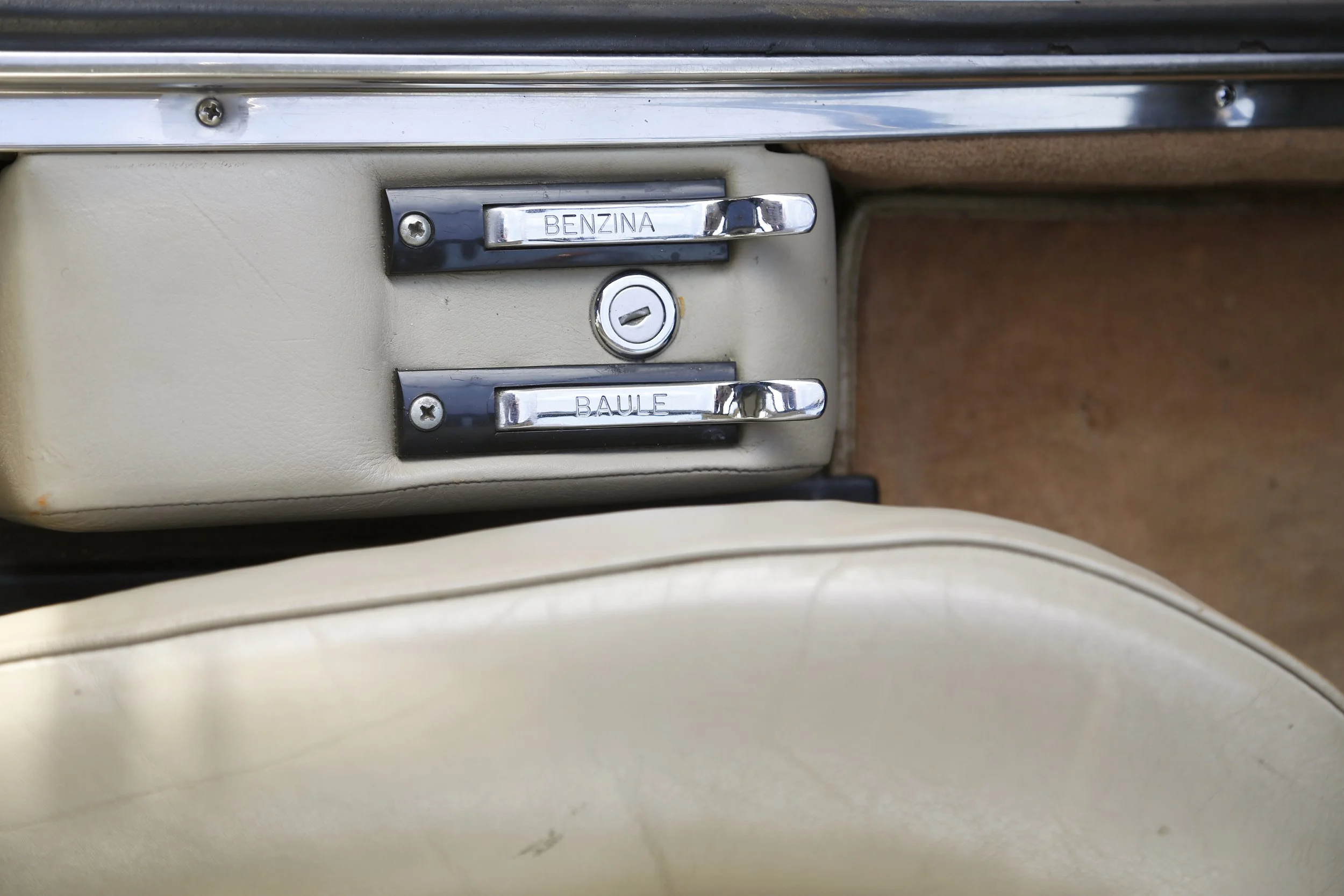 Ferrari 365 GT4 2+2 (32).JPG