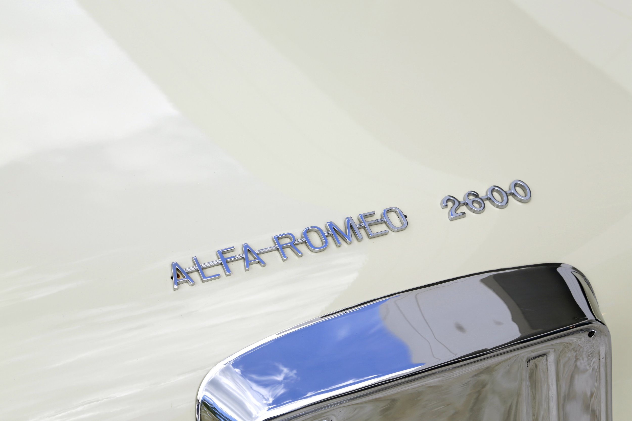 Alfa Romeo 2600 Spider (74).JPG