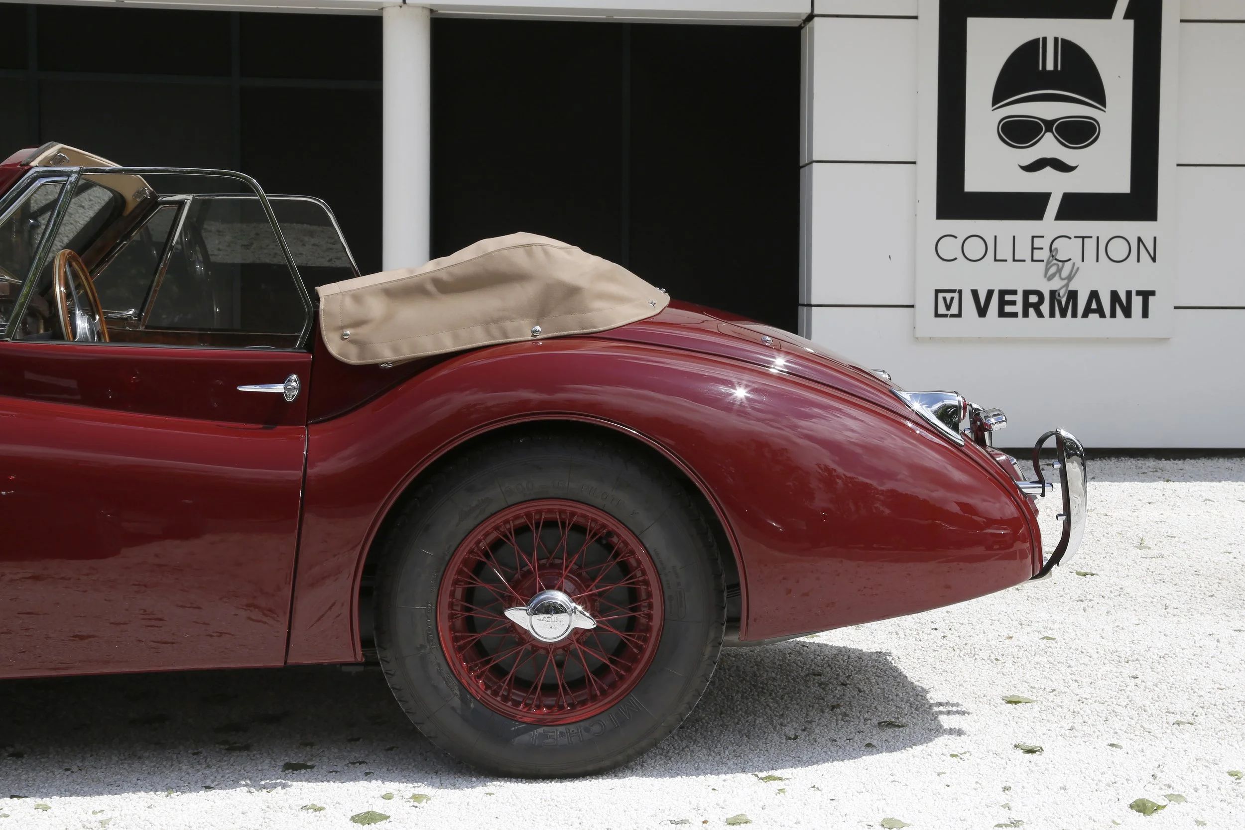 Jaguar XK120 DHC (6).JPG