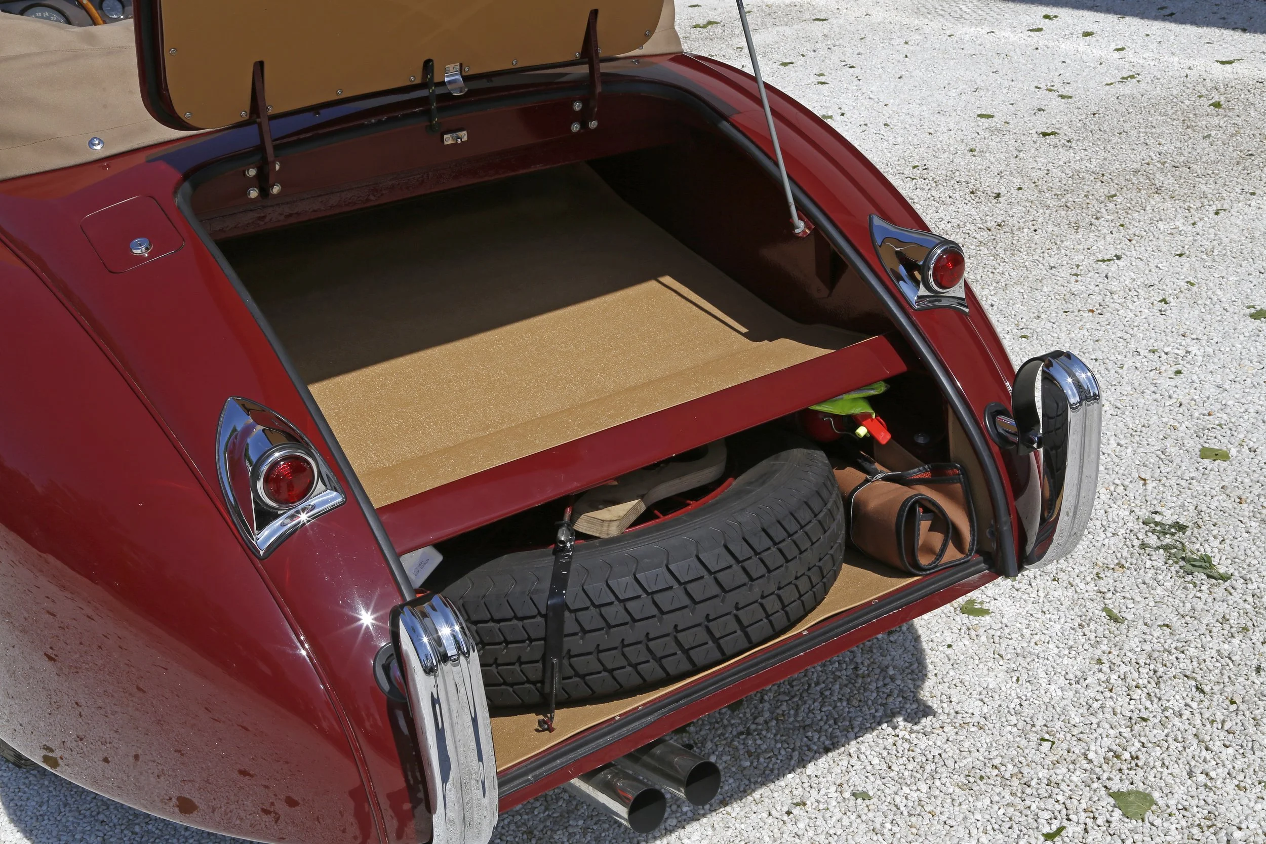 Jaguar XK120 DHC (45).JPG