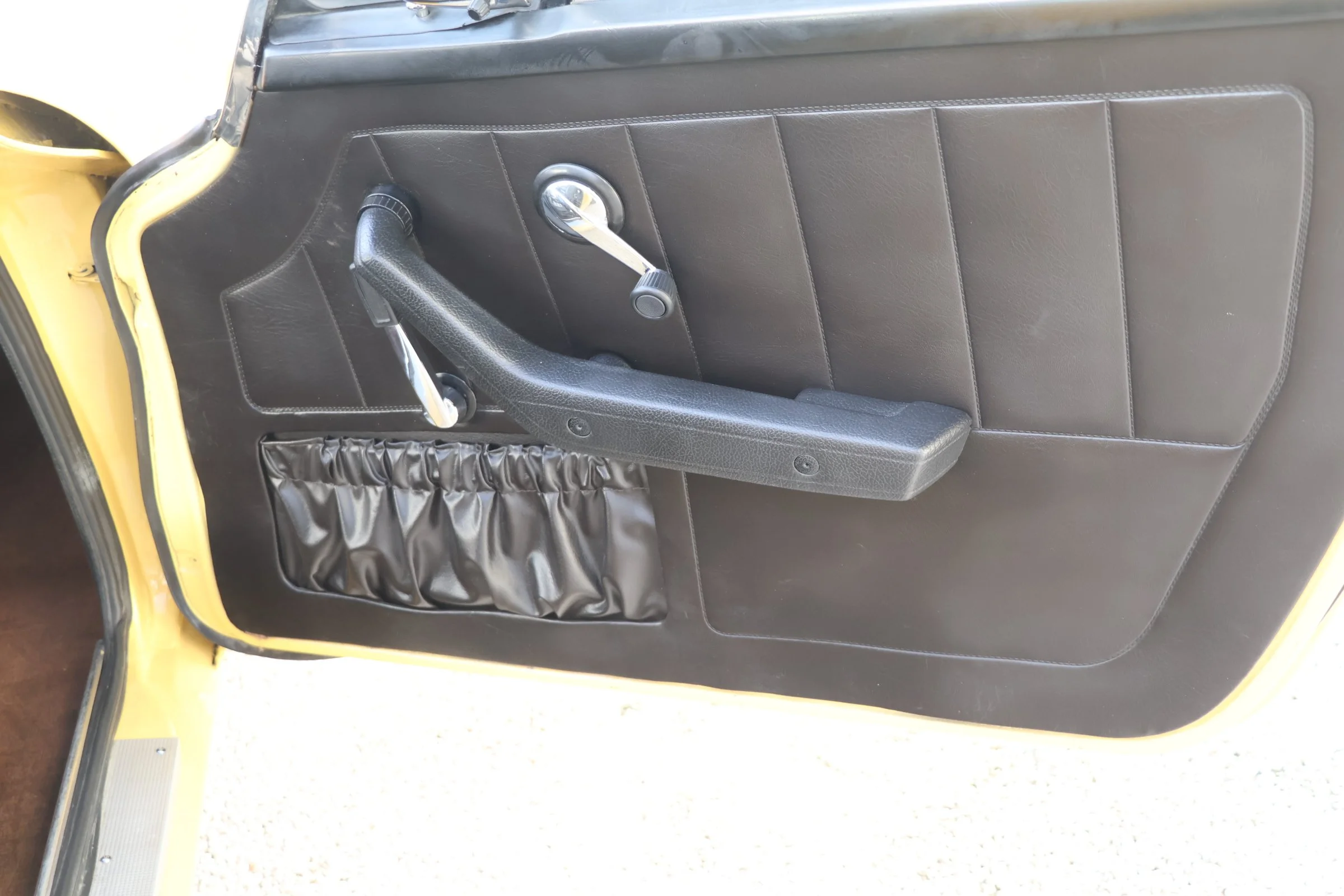 Volvo P1800 ES (60).JPG