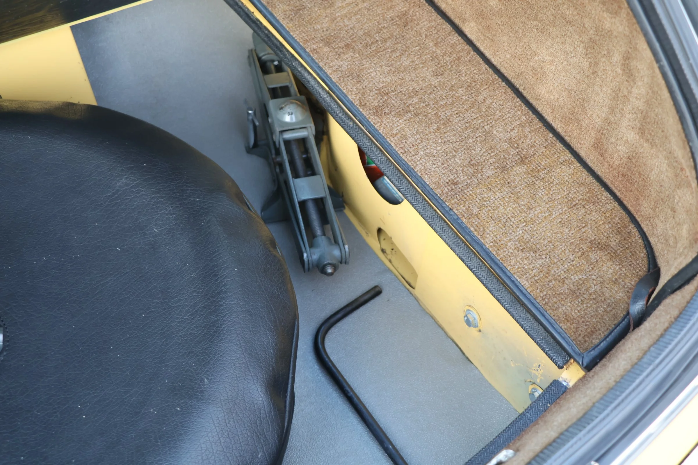 Volvo P1800 ES (85).JPG