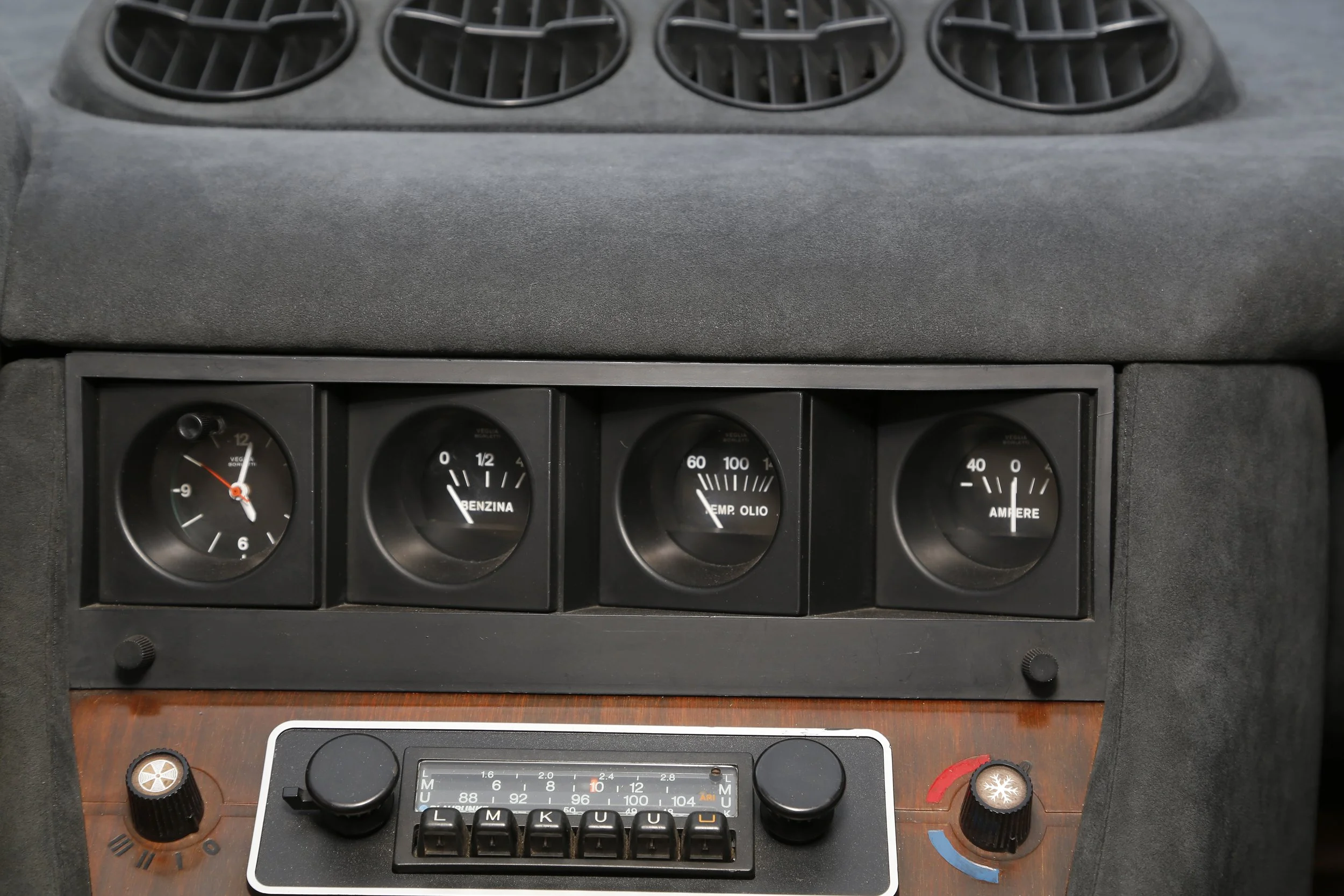 Ferrari 365 GT4 2+2 (37).JPG