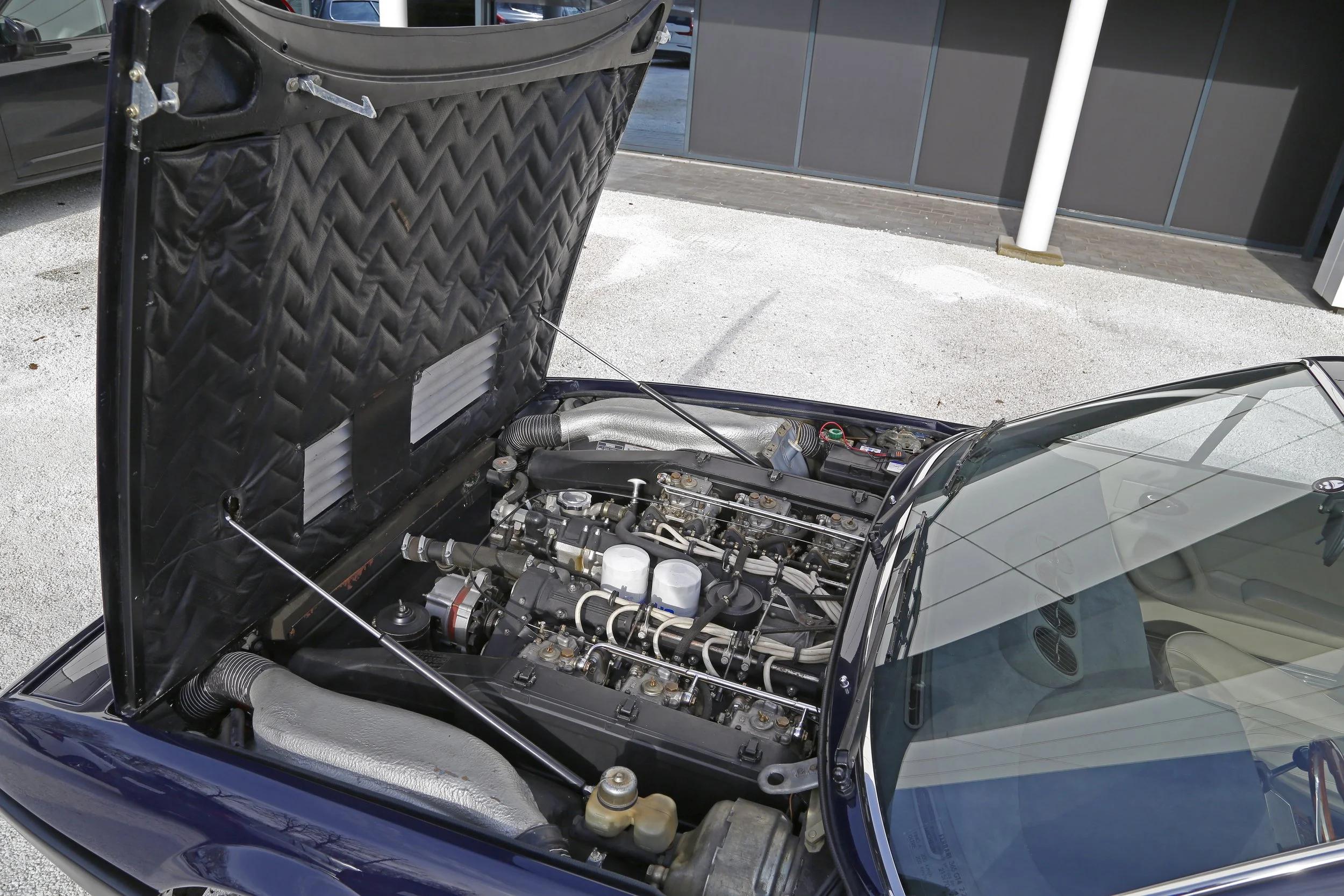 Ferrari 365 GT4 2+2 (46).JPG