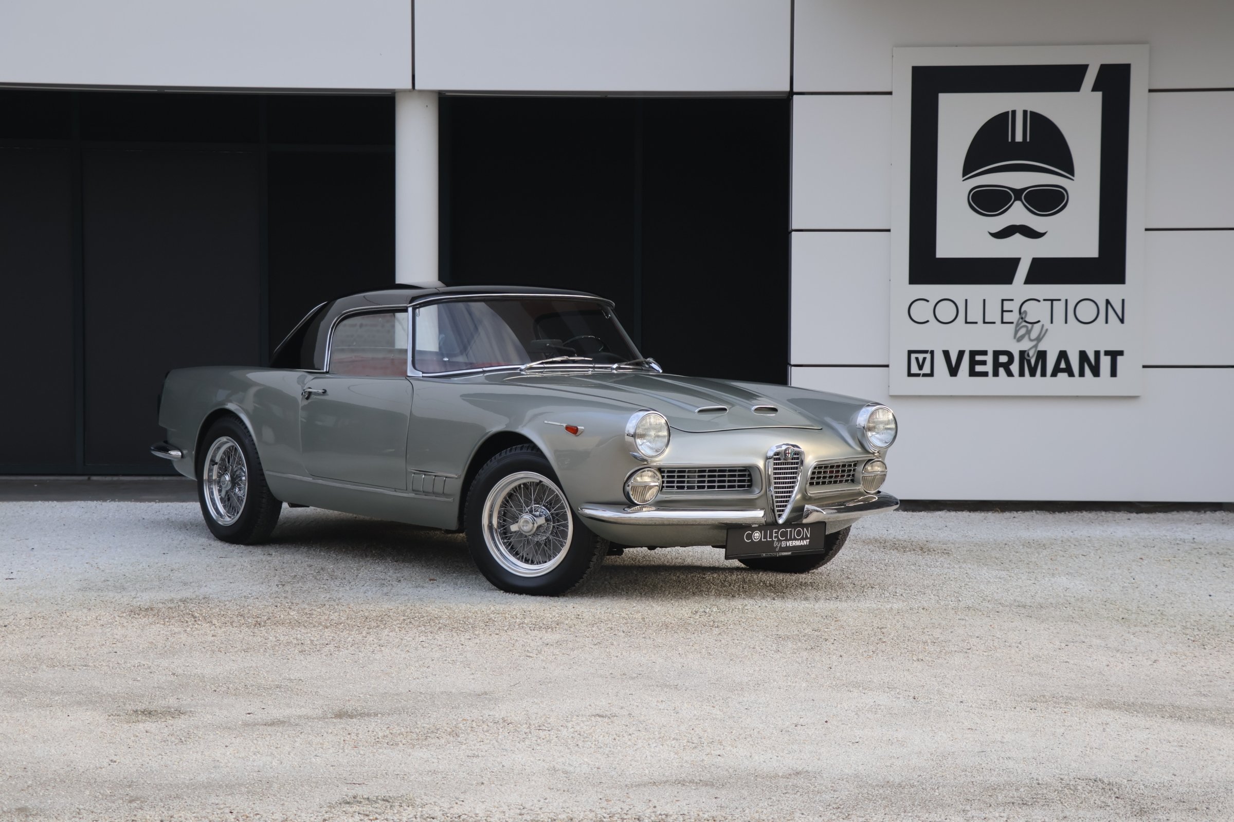 Alfa Romeo 2000 Spider (1).JPG