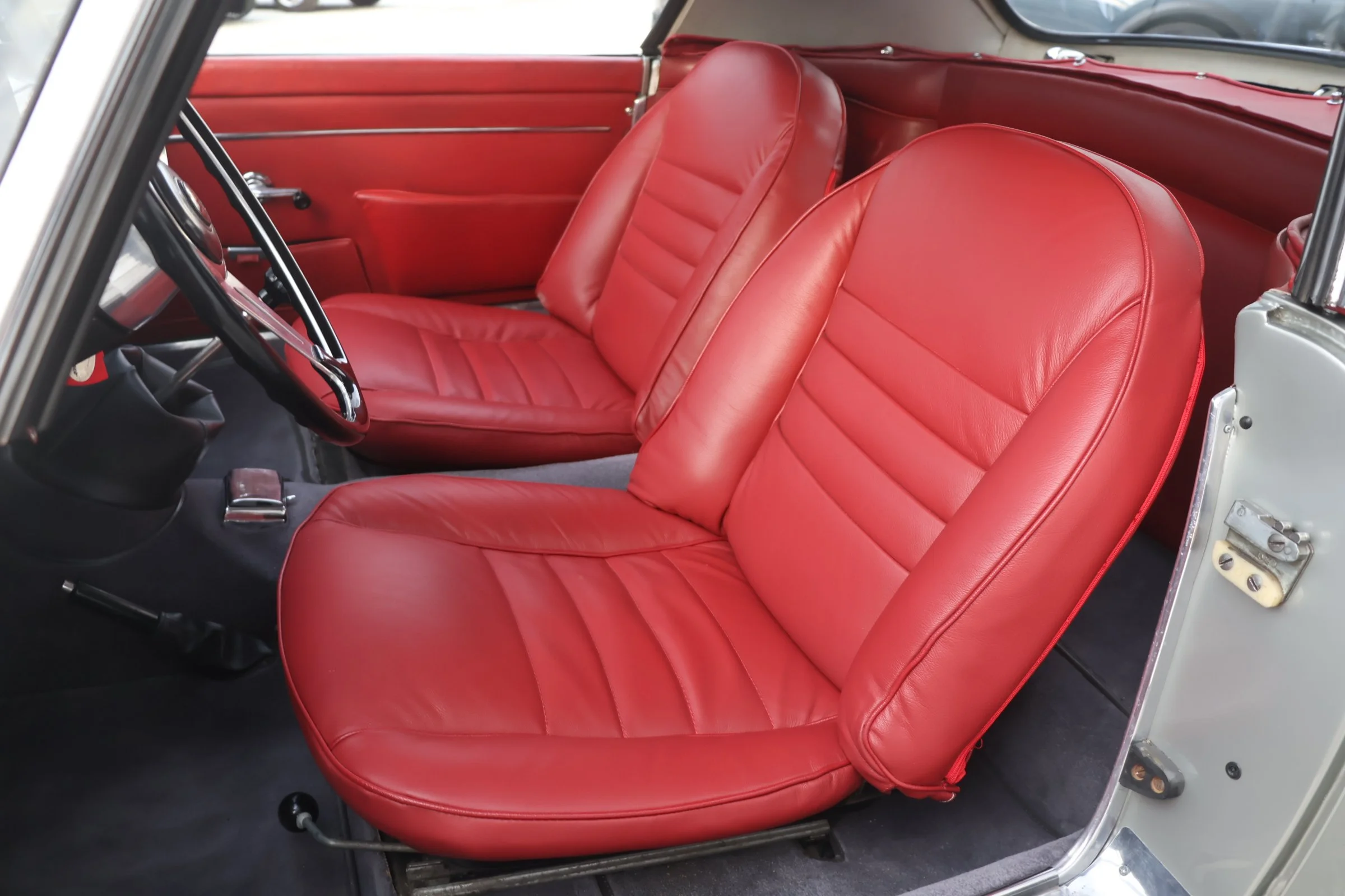 Alfa Romeo 2000 Spider (14).JPG
