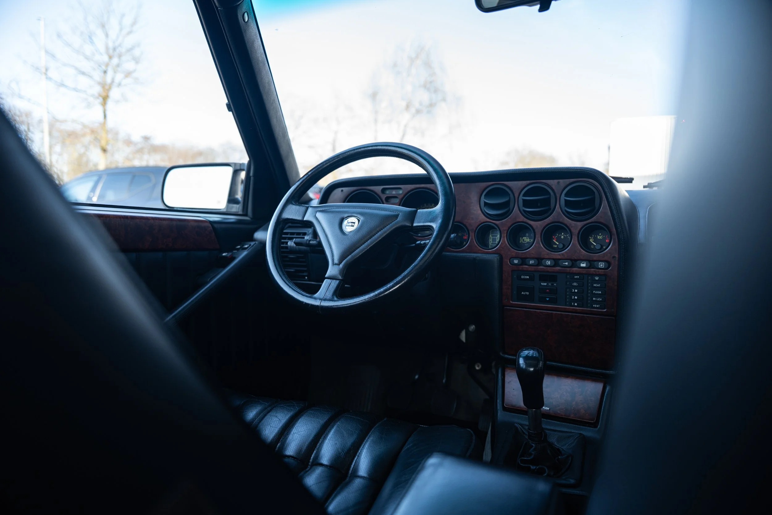 Lancia Thema 8.32 (32).jpg