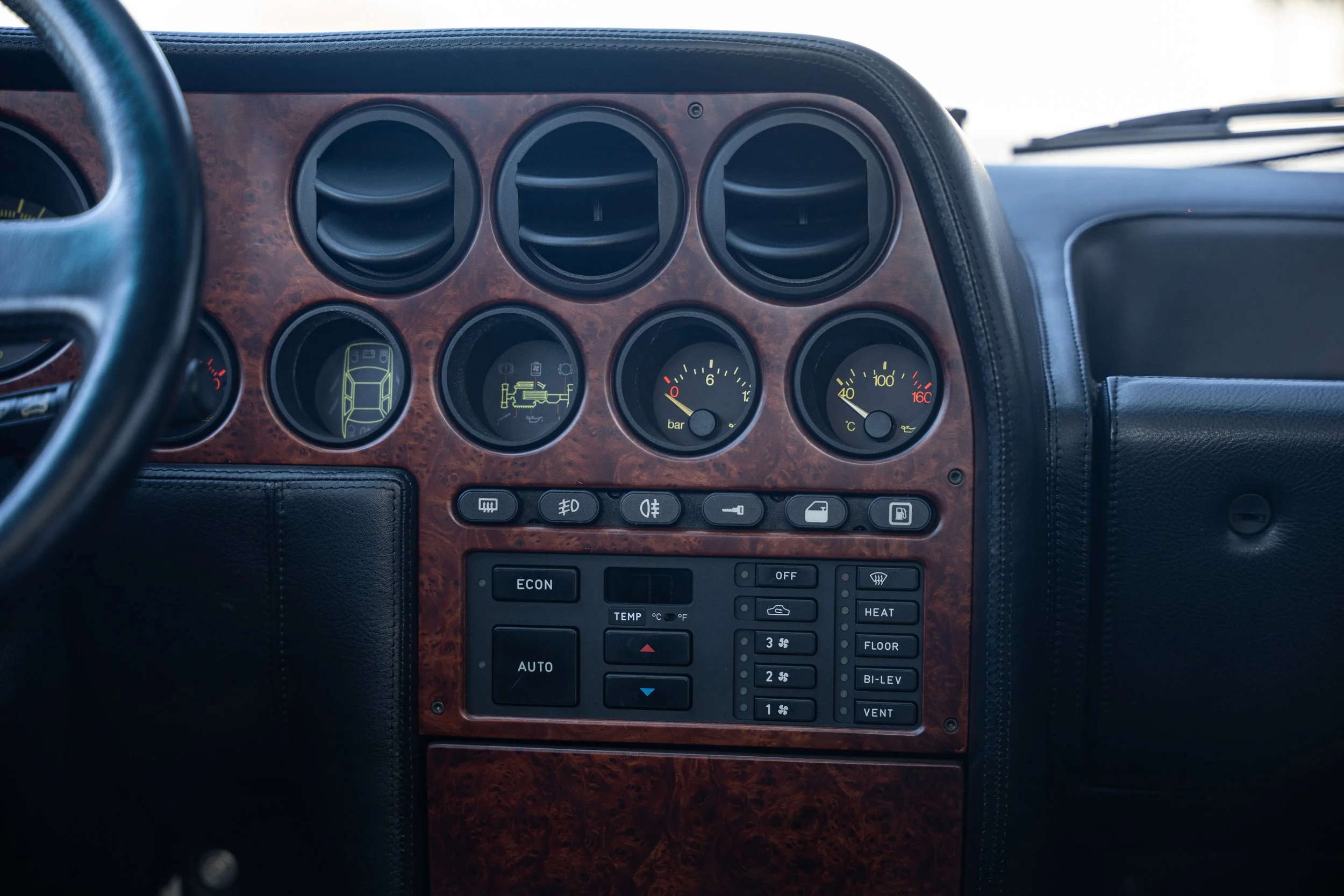 Lancia Thema 8.32 (33).jpg