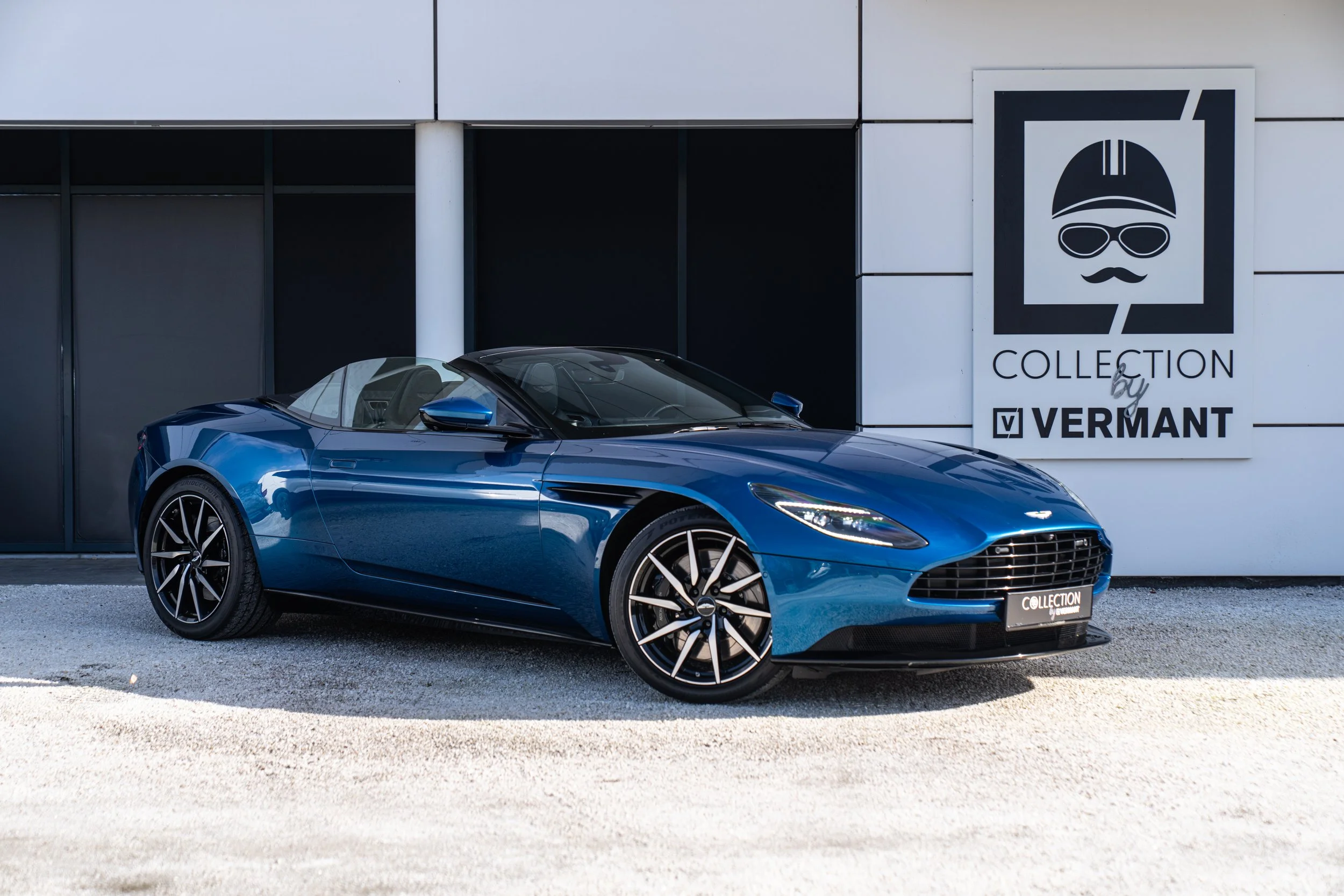 Aston Martin DB11 Volante (1).jpg