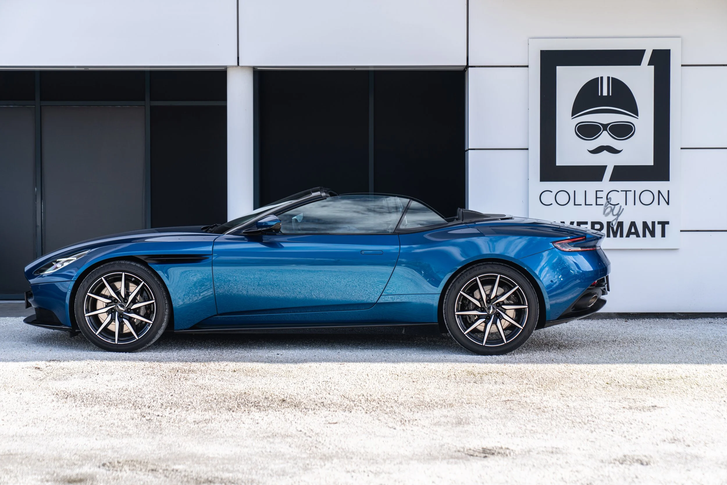 Aston Martin DB11 Volante (4).jpg