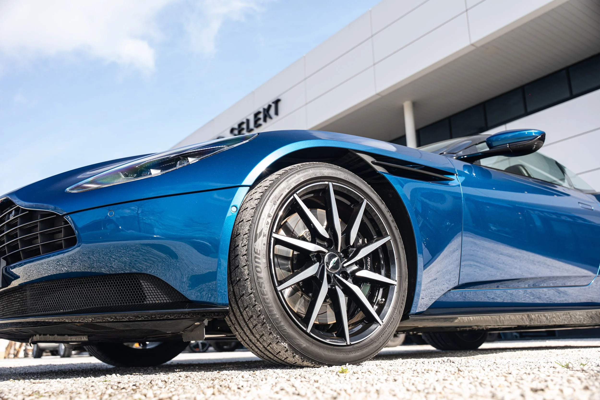 Aston Martin DB11 Volante (12).jpg