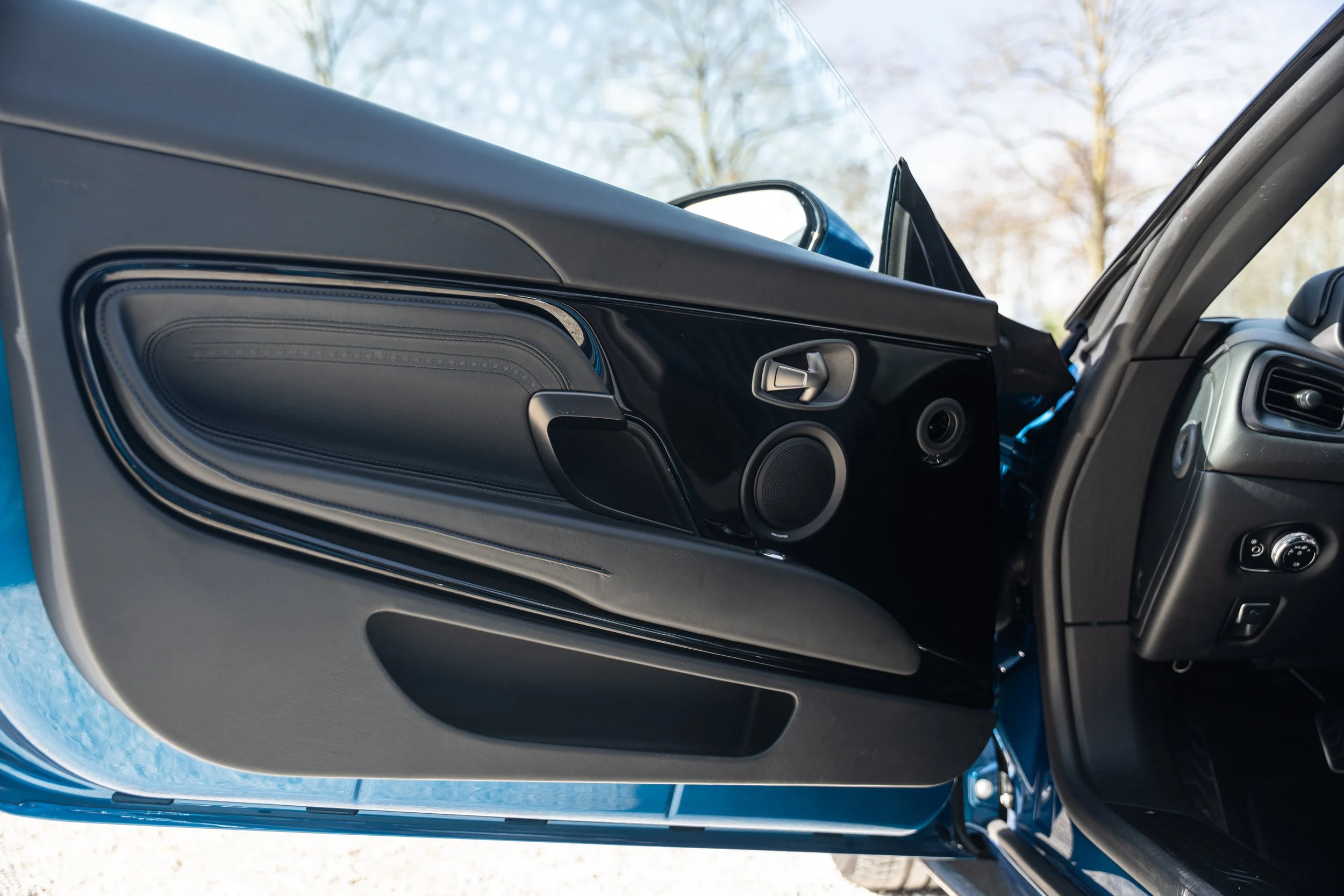 Aston Martin DB11 Volante (29).jpg