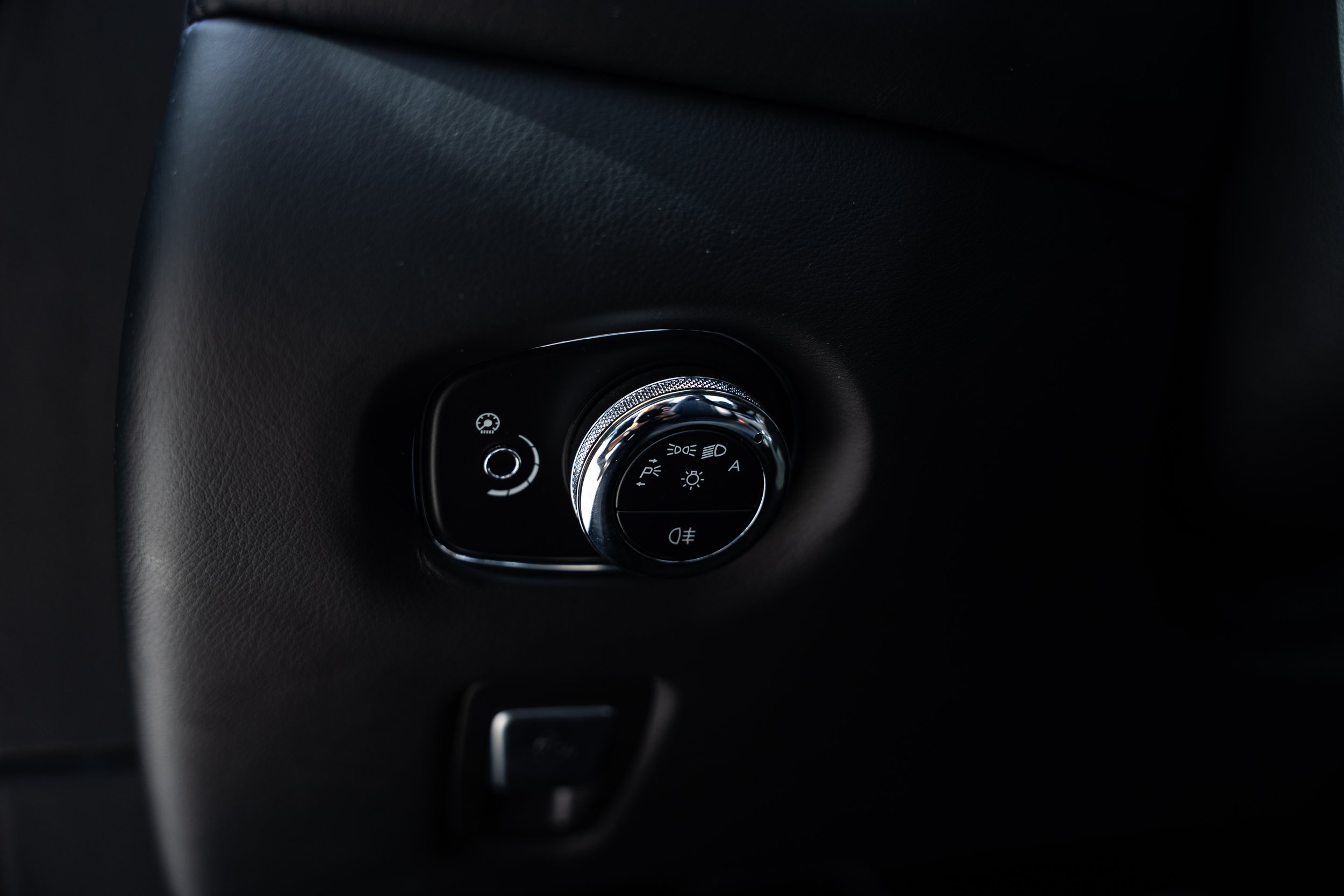 Aston Martin DB11 Volante (33).jpg