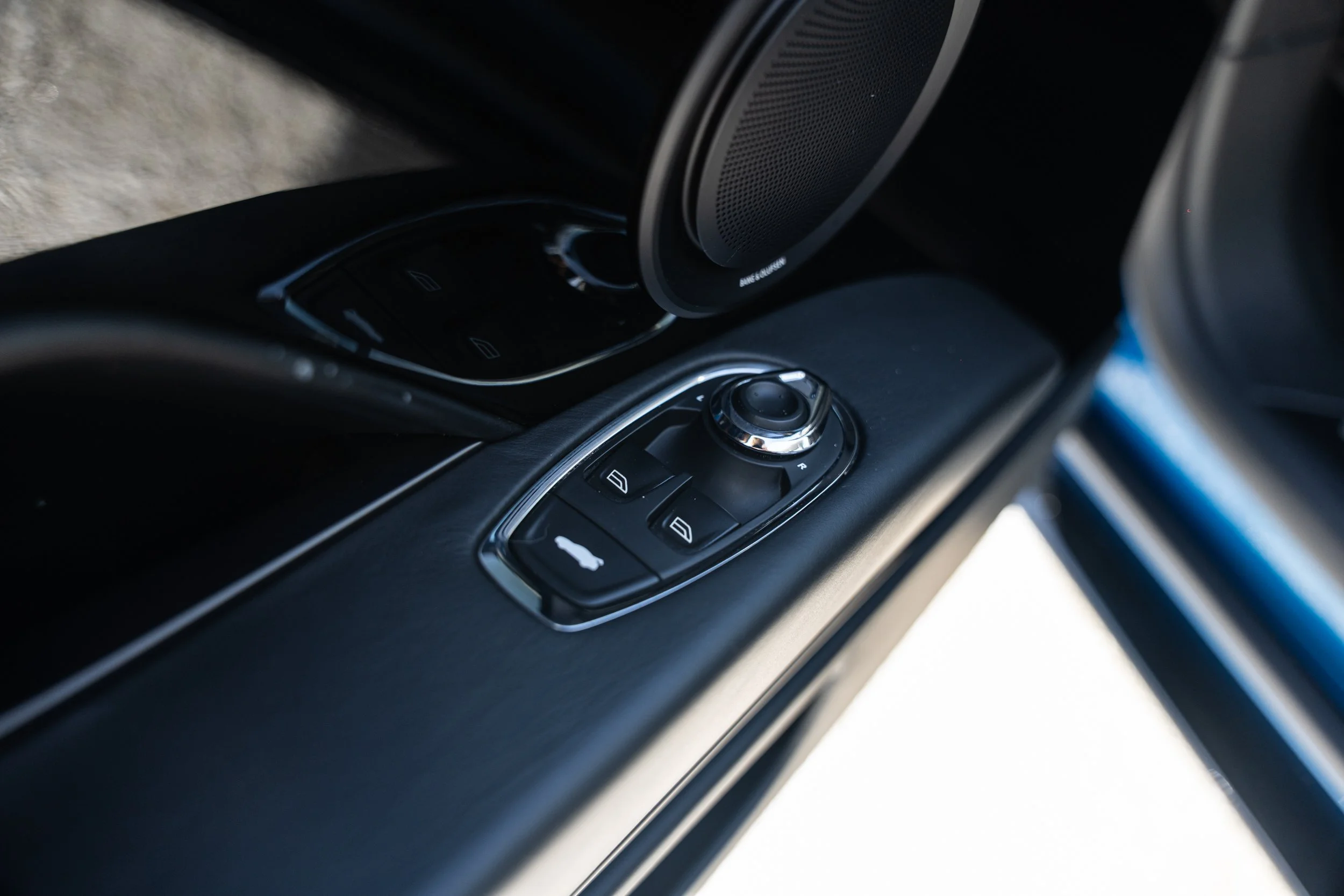 Aston Martin DB11 Volante (31).jpg