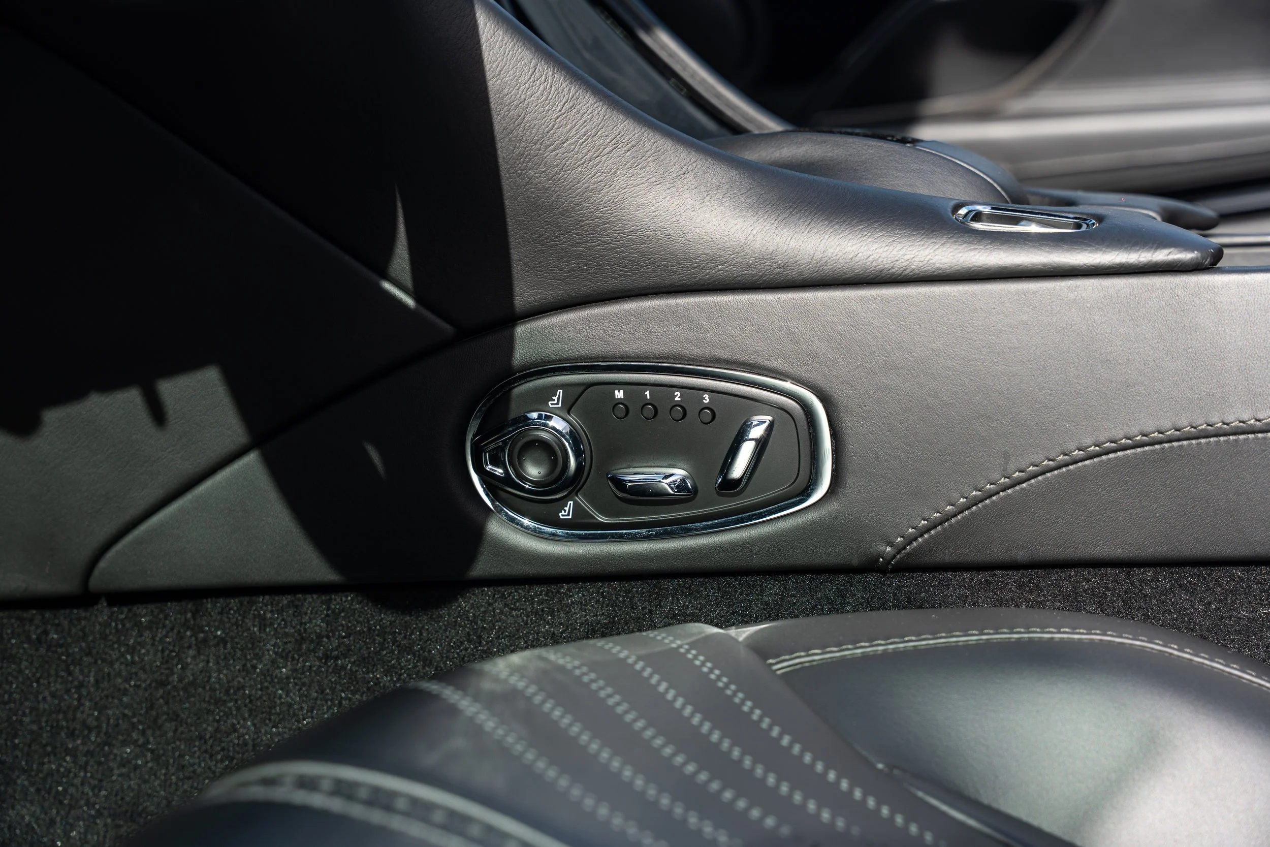 Aston Martin DB11 Volante (39).jpg