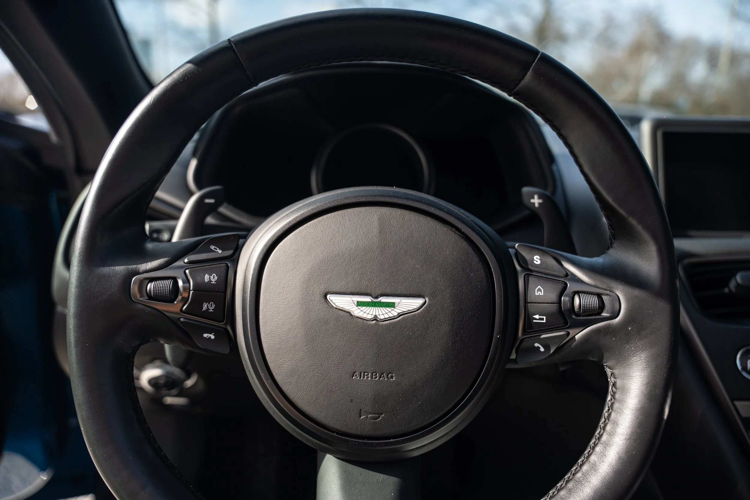 Aston Martin DB11 Volante (40).jpg