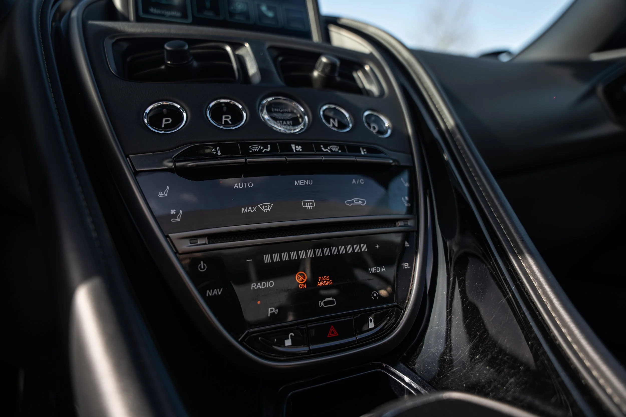 Aston Martin DB11 Volante (49).jpg