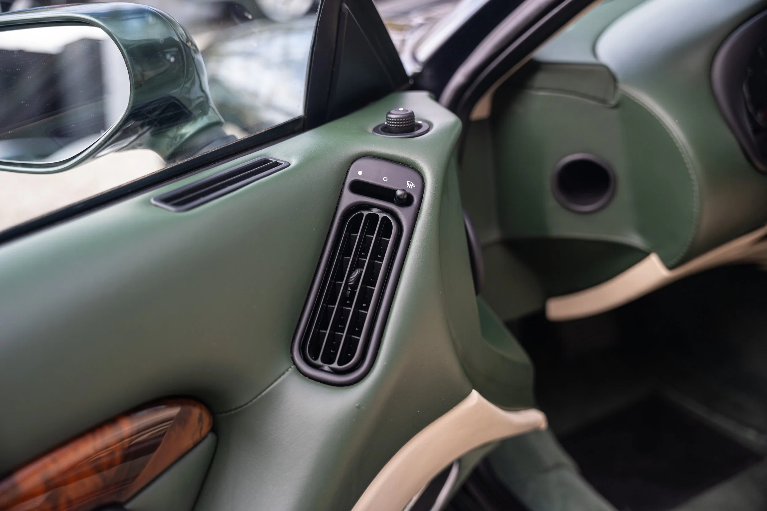 Aston Martin DB7 i6 (40).jpg