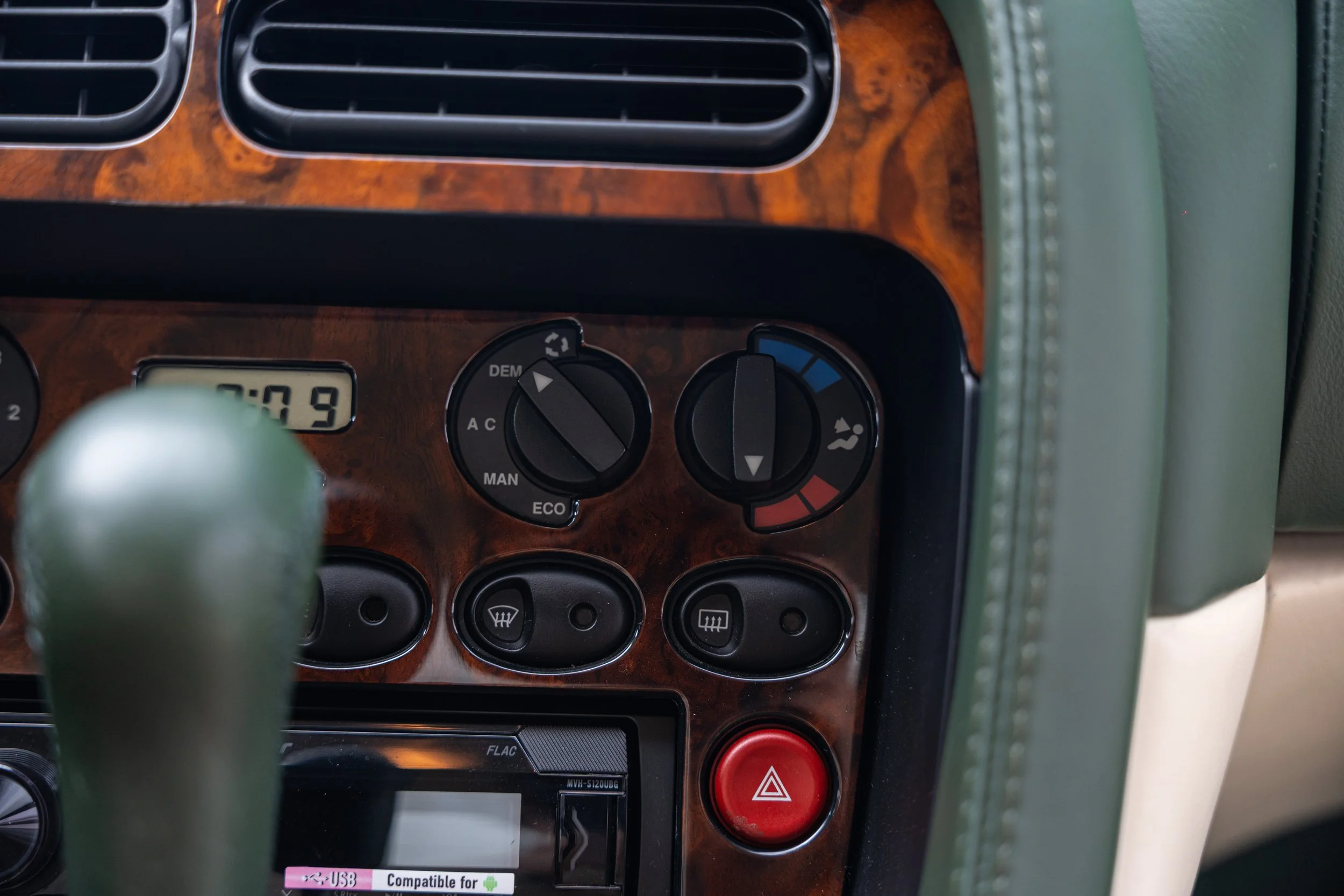 Aston Martin DB7 i6 (62).jpg