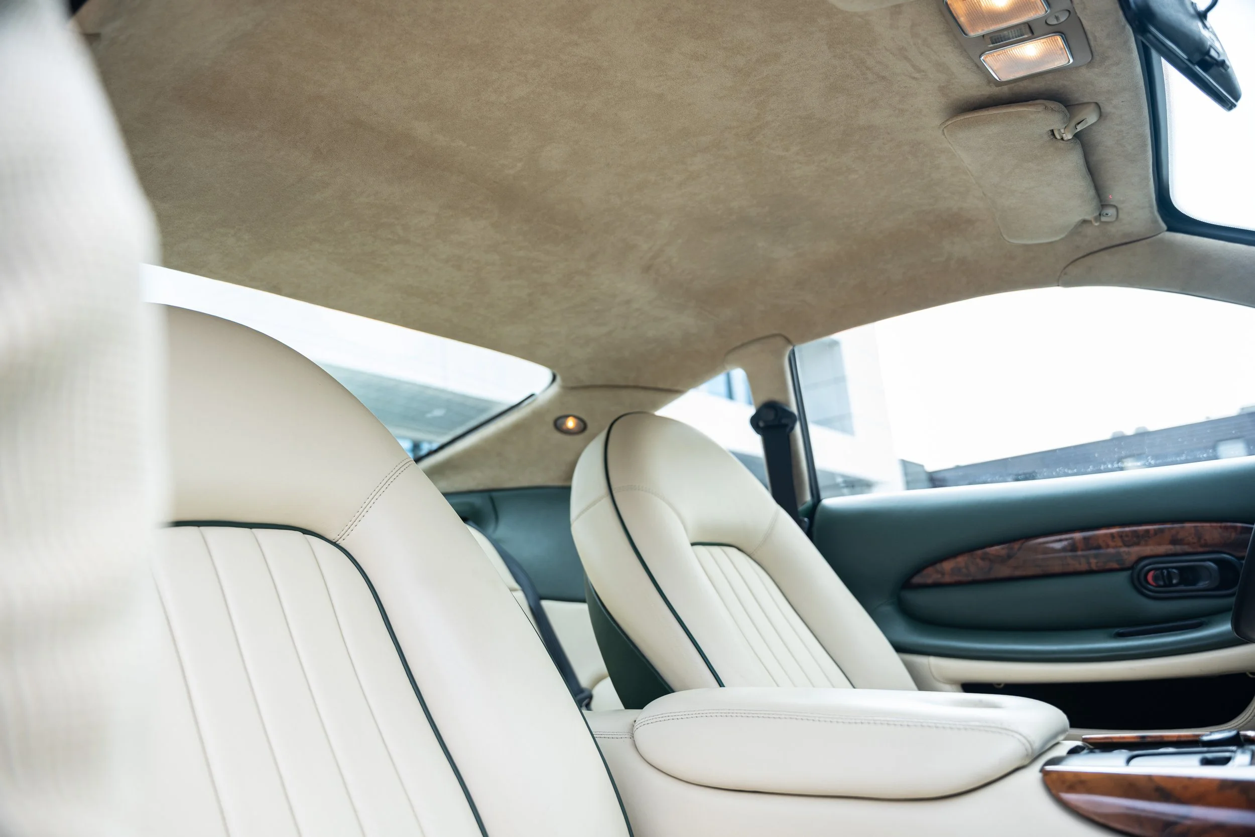 Aston Martin DB7 i6 (65).jpg