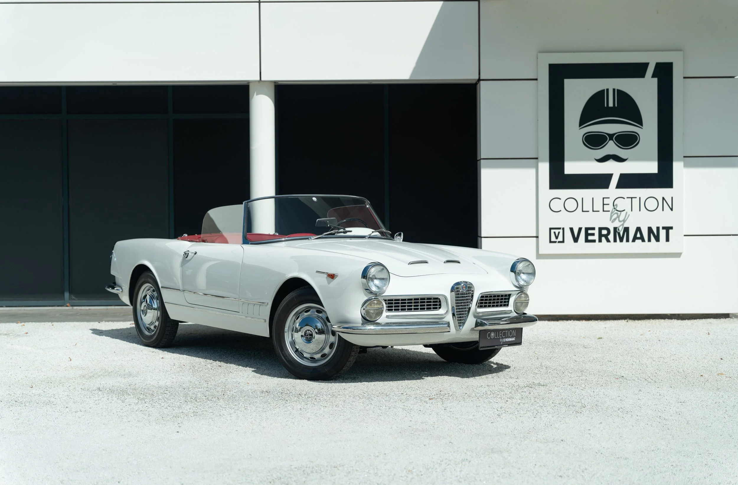 Alfa Romeo 2000 Spider (1).jpg
