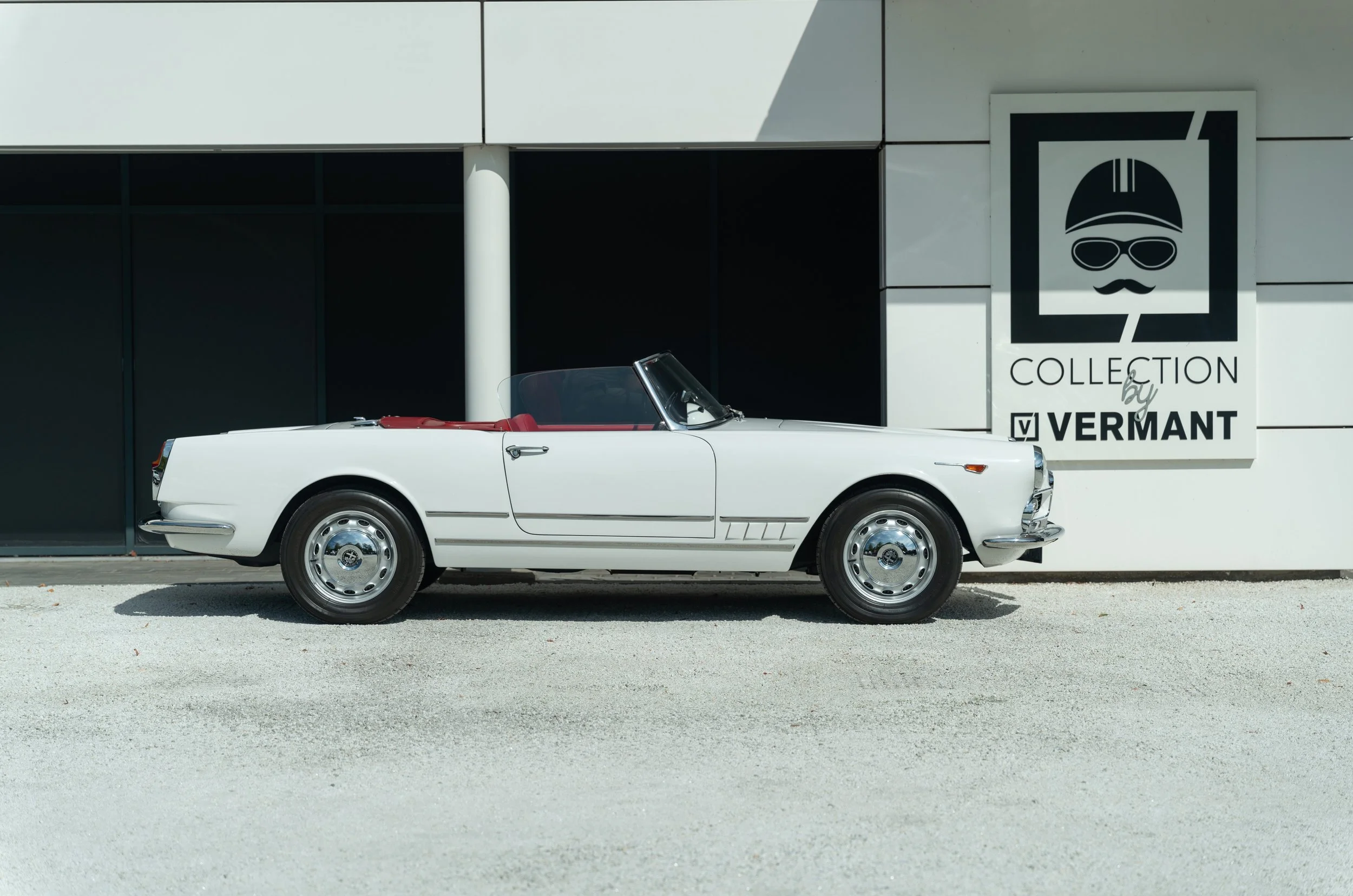 Alfa Romeo 2000 Spider (2).jpg