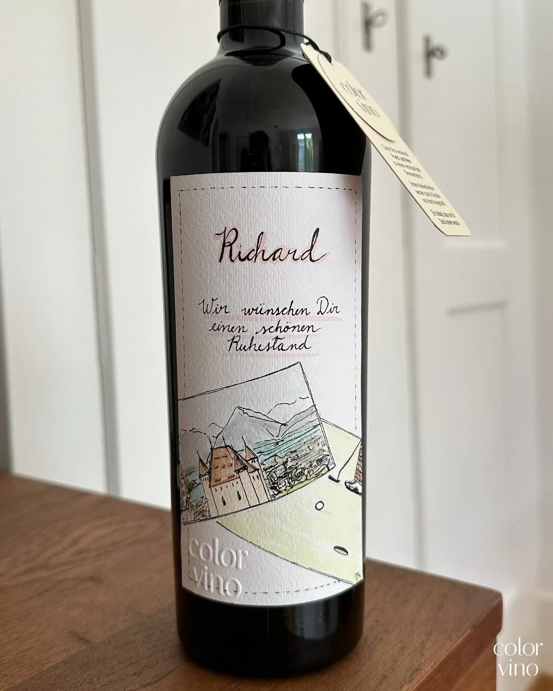 Richard spielt gerne Golf und ist ein stolzer Thuner⛳️🏰🏌️&zwj;♂️

Personalisiere das sch&ouml;nste Geschenk f&uuml;r Deine Liebsten in nur drei Schritten: 

🍷W&auml;hle den gew&uuml;nschten #rotwein 
💬Erz&auml;hle uns etwas &uuml;ber die Empf&aum