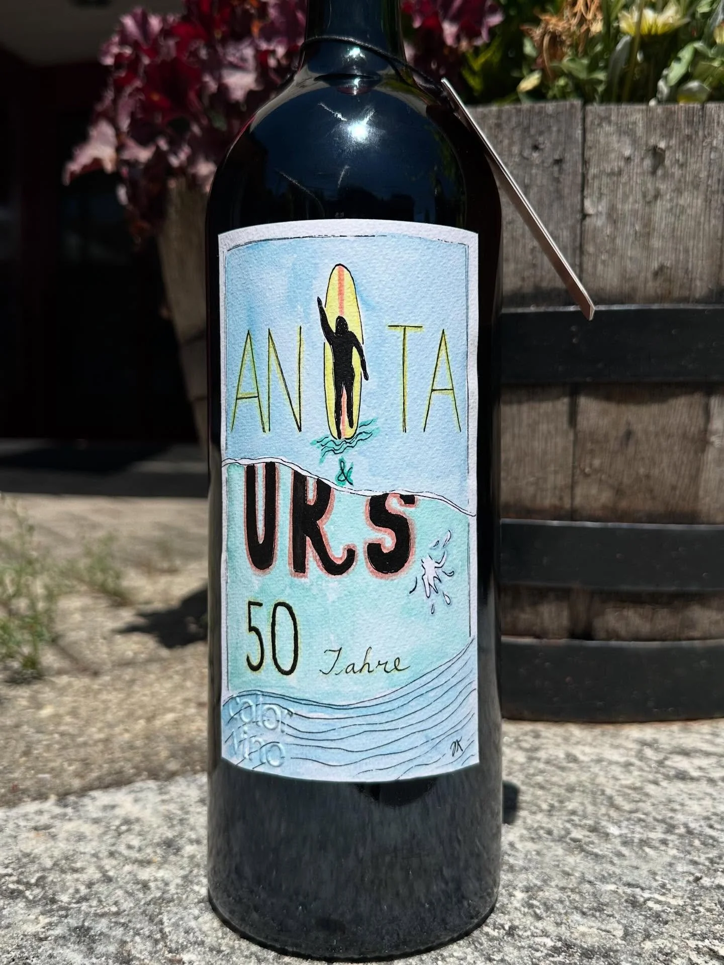 🏄&zwj;♀️🏄&zwj;♂️ Der Sommer ist da &ndash; und Anita &amp; Urs surfen stilvoll in die 50!
Zum runden Geburtstag ein ganz pers&ouml;nliches Etikett, das Lebensfreude, Wellen und gute Laune feiert. 🌊🍷
Cheers auf 50 Jahre Abenteuer &ndash; und auf v