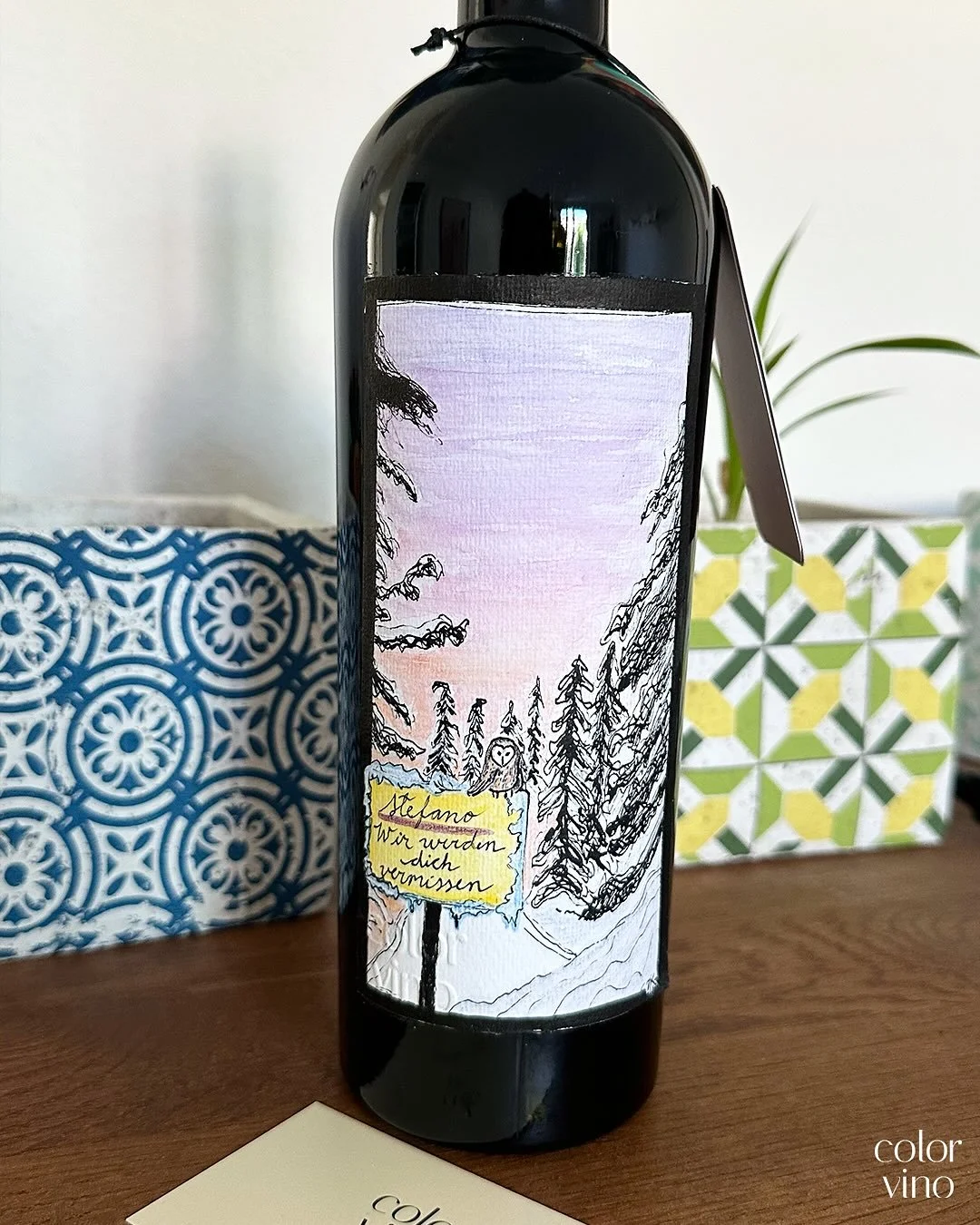 &quot;Stefano ist Vogelliebhaber, reist gerne nach Lappland...&quot;🇫🇮🦉

Bestelle das sch&ouml;nste Geschenk f&uuml;r Deine Liebsten direkt hier: colorvino.ch/bestellen 

#unikat #pers&ouml;nliches #kunst #art #wine #wineartist #weinetikette #merl