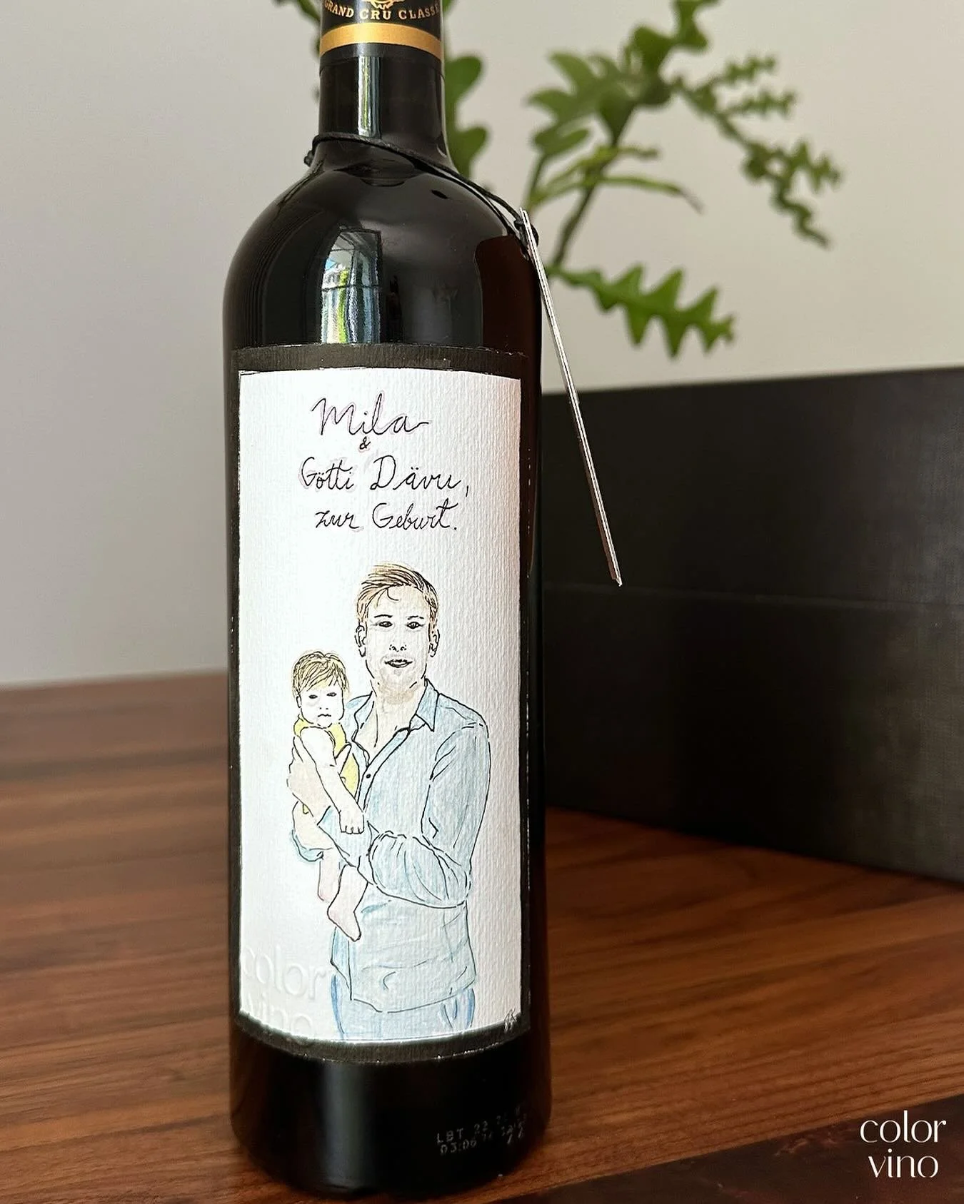 Zur Geburt seines Gottimeitschis hat D&auml;vu sich etwas ganz Besonderes &uuml;berlegt: Einen edlen Bordeaux mit dem Jahrgang von Mila.🐣🎀🎁

Mit einem personalisierten Etikett. Gibt es etwas sch&ouml;neres als diesen dann sp&auml;ter im Leben einm