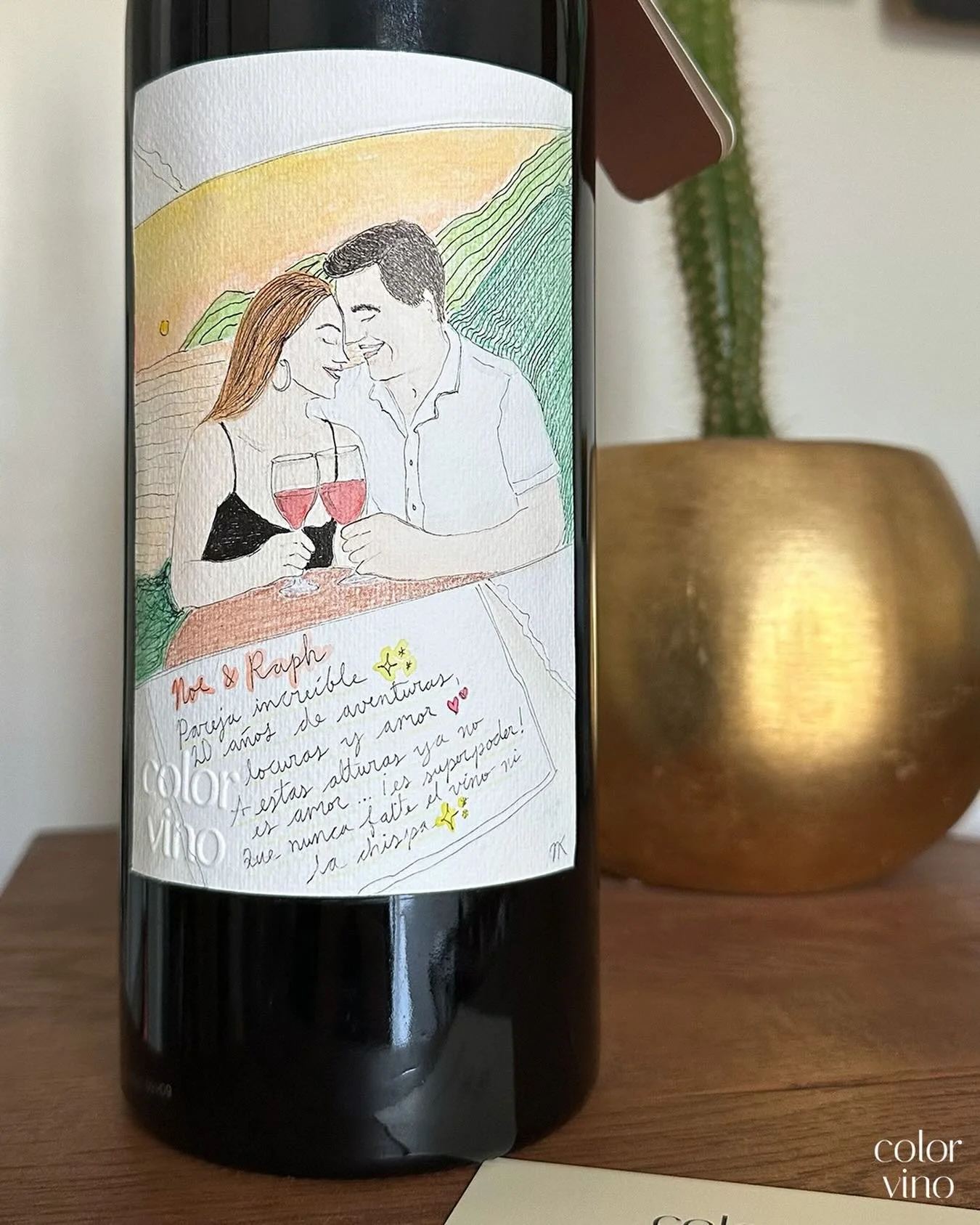 Noe &amp; Raph ✨💕 
Auf viele weitere Jahre voller Liebe und Verbundenheit. Gl&uuml;ckliche erste 20 Ehejahre!  #jubil&auml;umsgeschenk 🍷

Bestelle das perfekte Geschenk f&uuml;r Deine Liebsten: www.colorvino.ch/bestellen

#unikat #art #kunst #winew